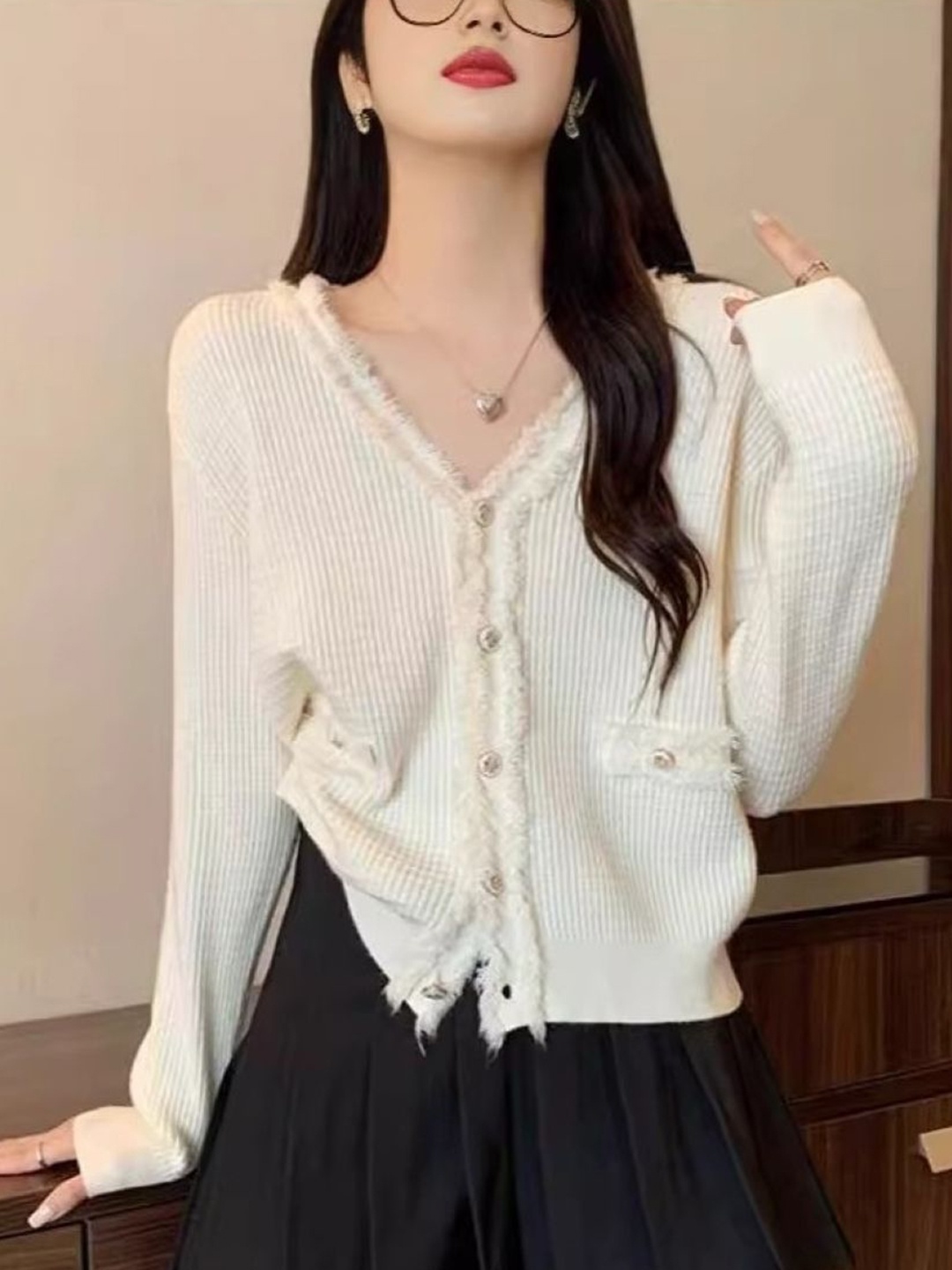 

KPOP Women V-Neck Long Sleeves Top, Off white