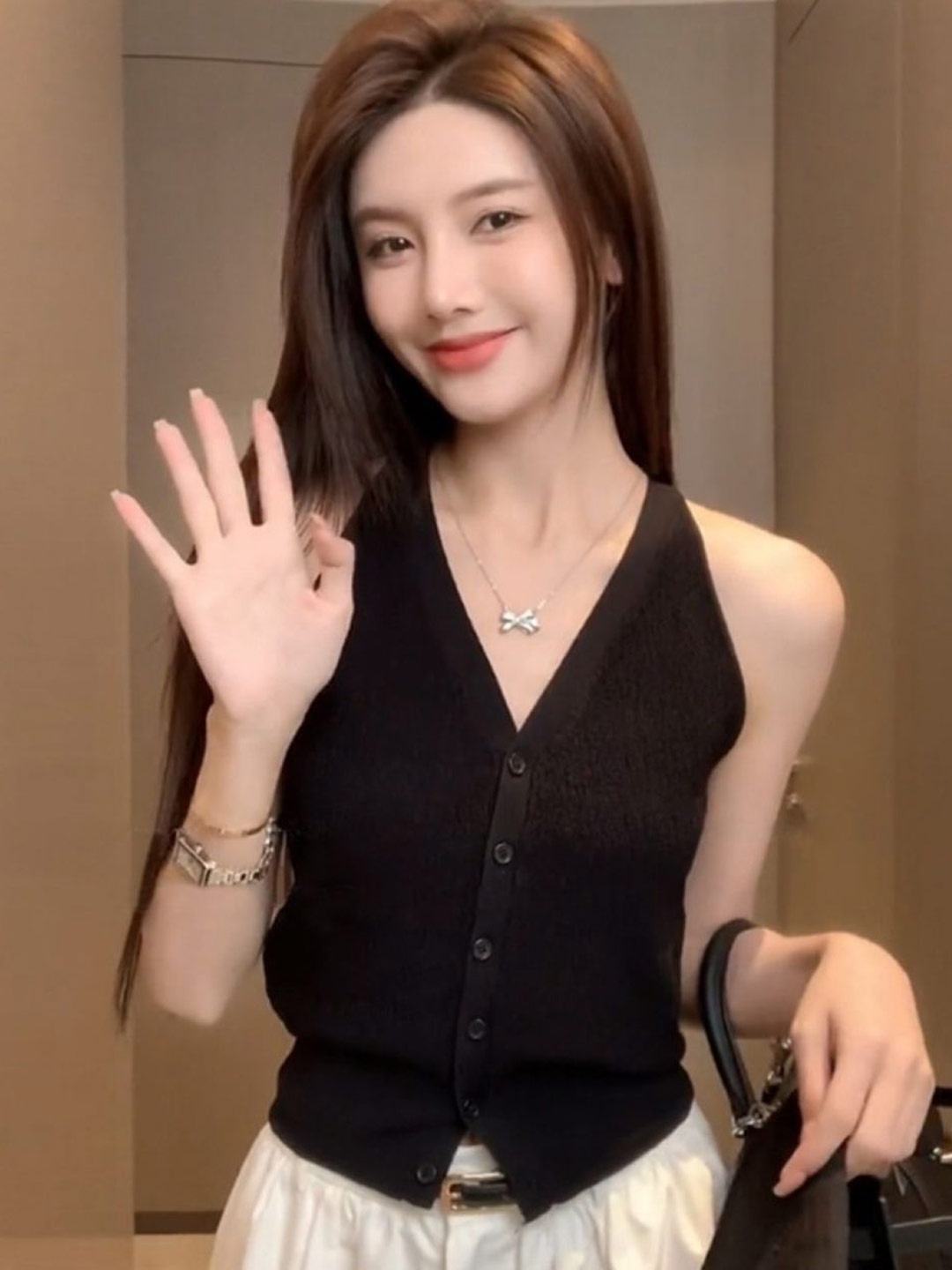 

HERE&NOW V-Neck Sleeveless Top, Black