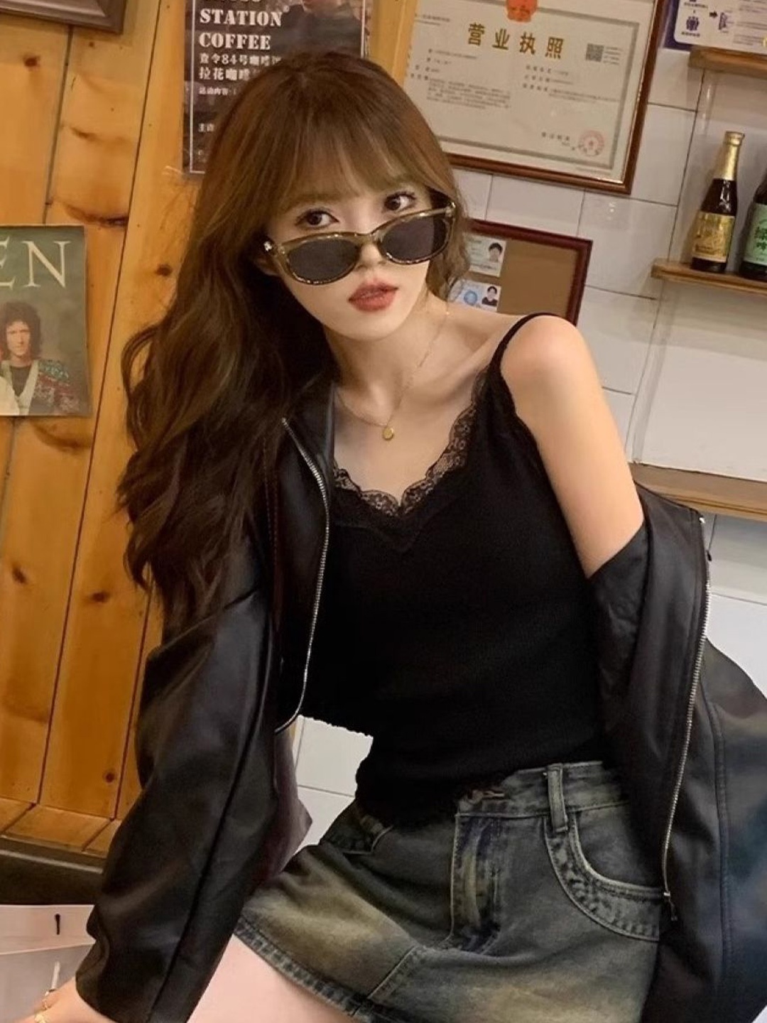 

HERE&NOW Women V-Neck Sleeveless Top, Black