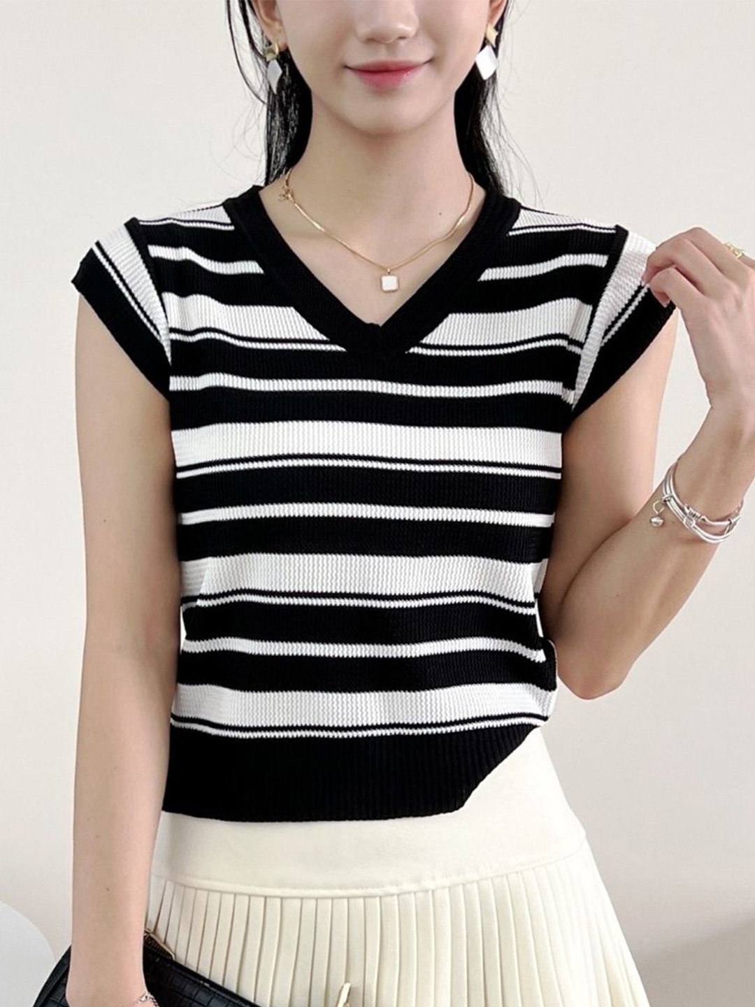 

KPOP Women V-Neck Short Sleeves Horizontal Stripes Casual Top, Black