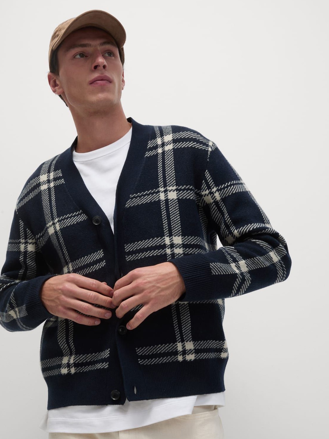 

Marks & Spencer Men Checked V-Neck Long Sleeves Cardigan Sweaters, Navy blue