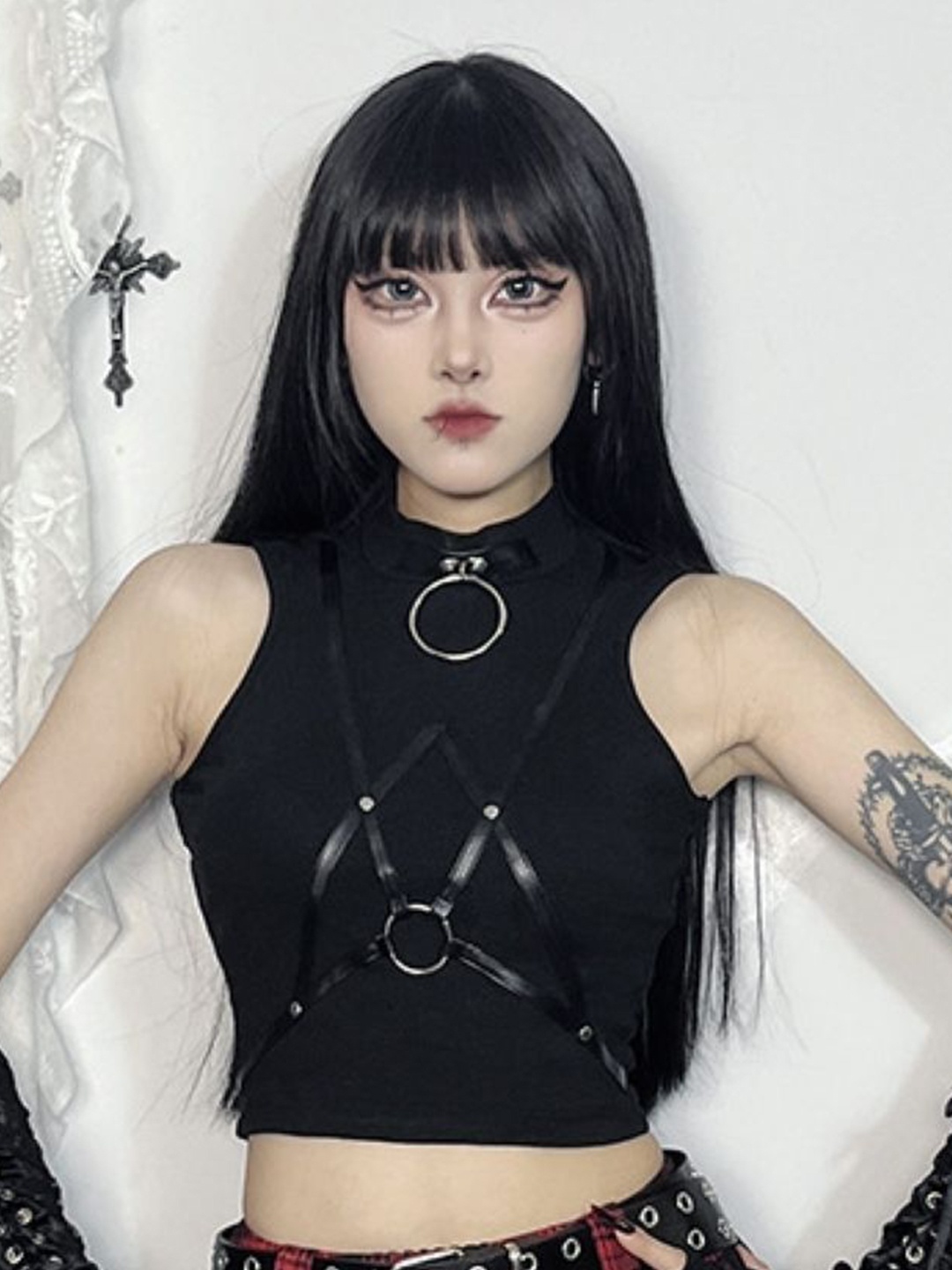 

KPOP Round Neck Sleeveless Crop Top, Black