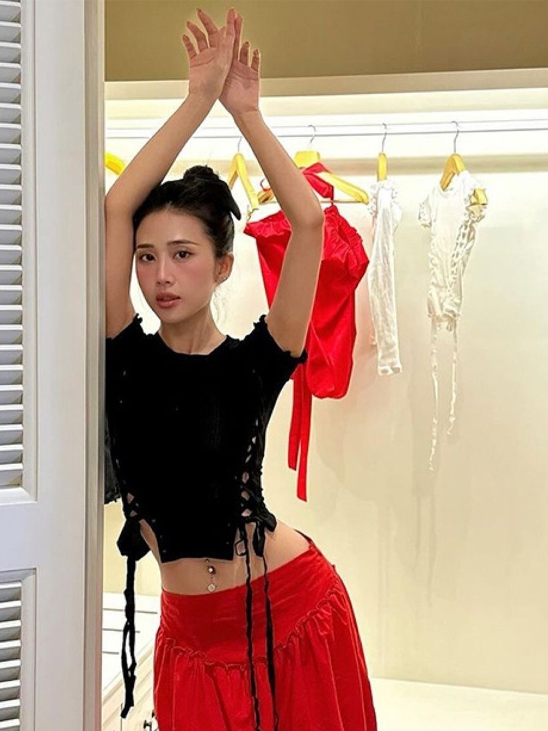 

KPOP Women Round Neck Crop Top, Black