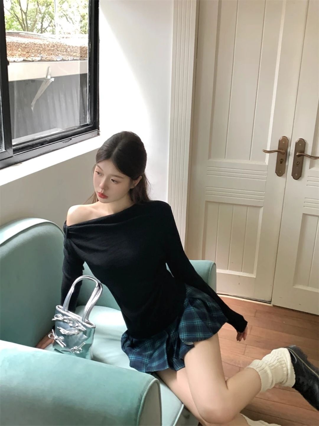 

KPOP Women One Shoulder Extended Sleeves Top, Black