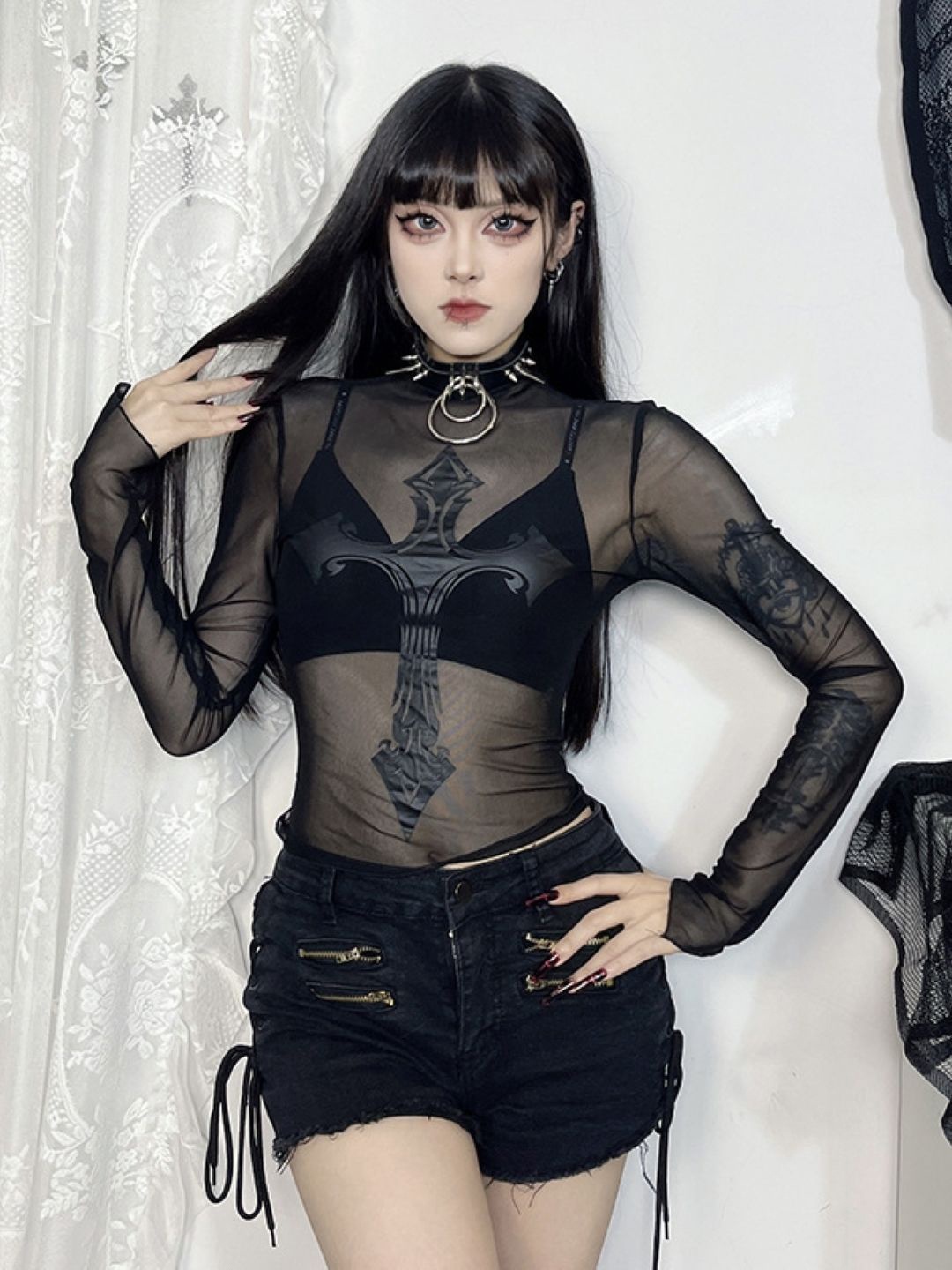 

KPOP Women Round Neck Long Sleeves Graphic Printed Polyester Top, Black