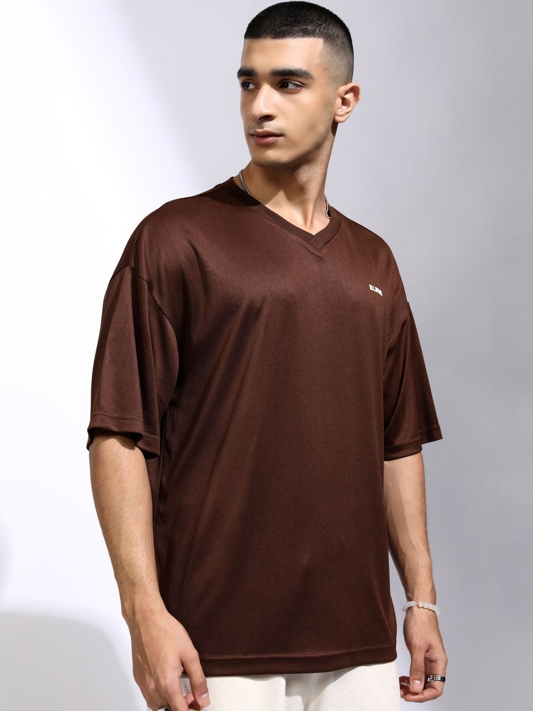 

HIGHLANDER Men V-Neck Drop-Shoulder Sleeves Oversized T-shirt, Brown