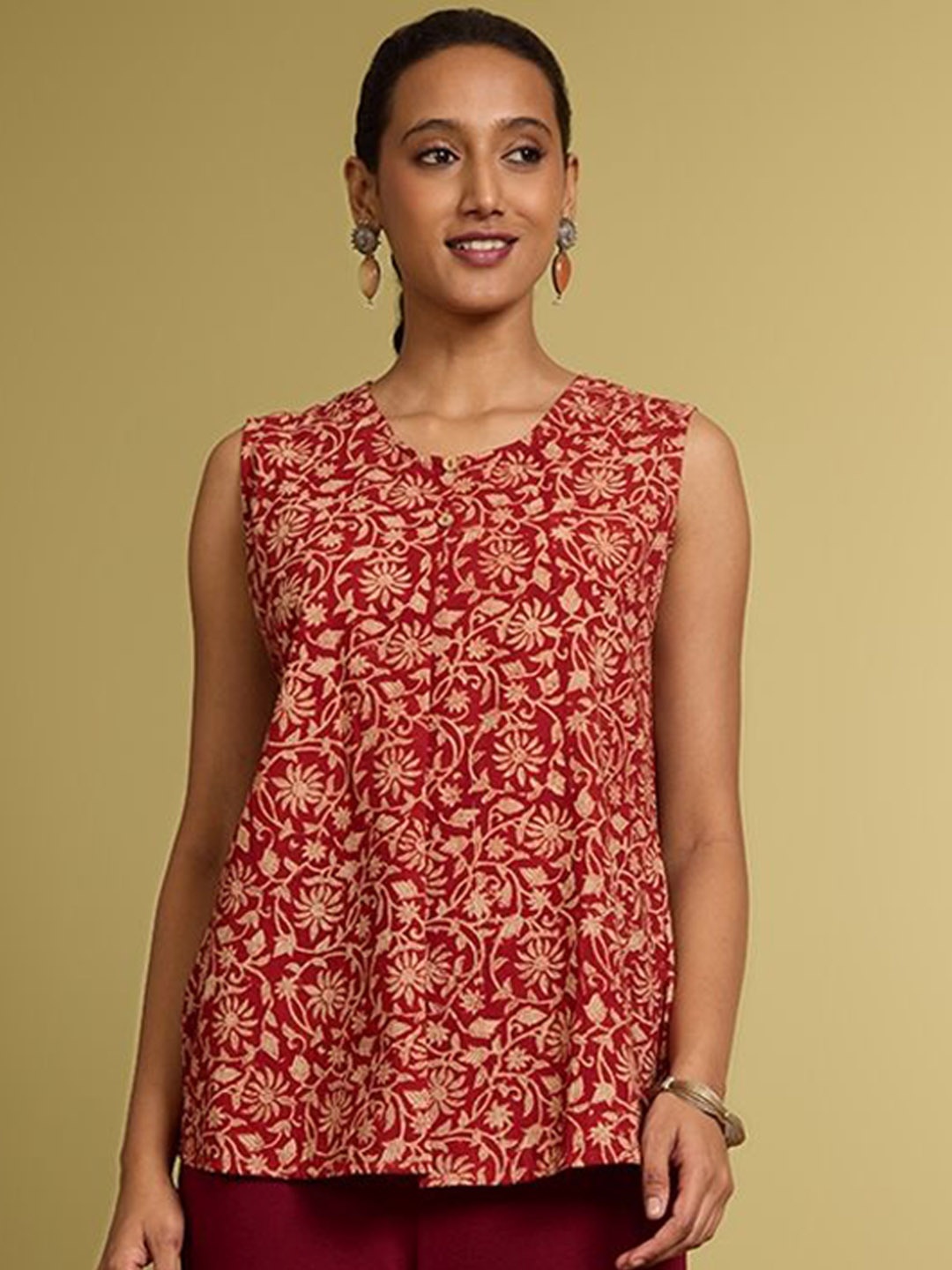 

Taneira Floral Printed Round Neck Sleeveless Regular Pure Cotton A-Line Kurti, Red