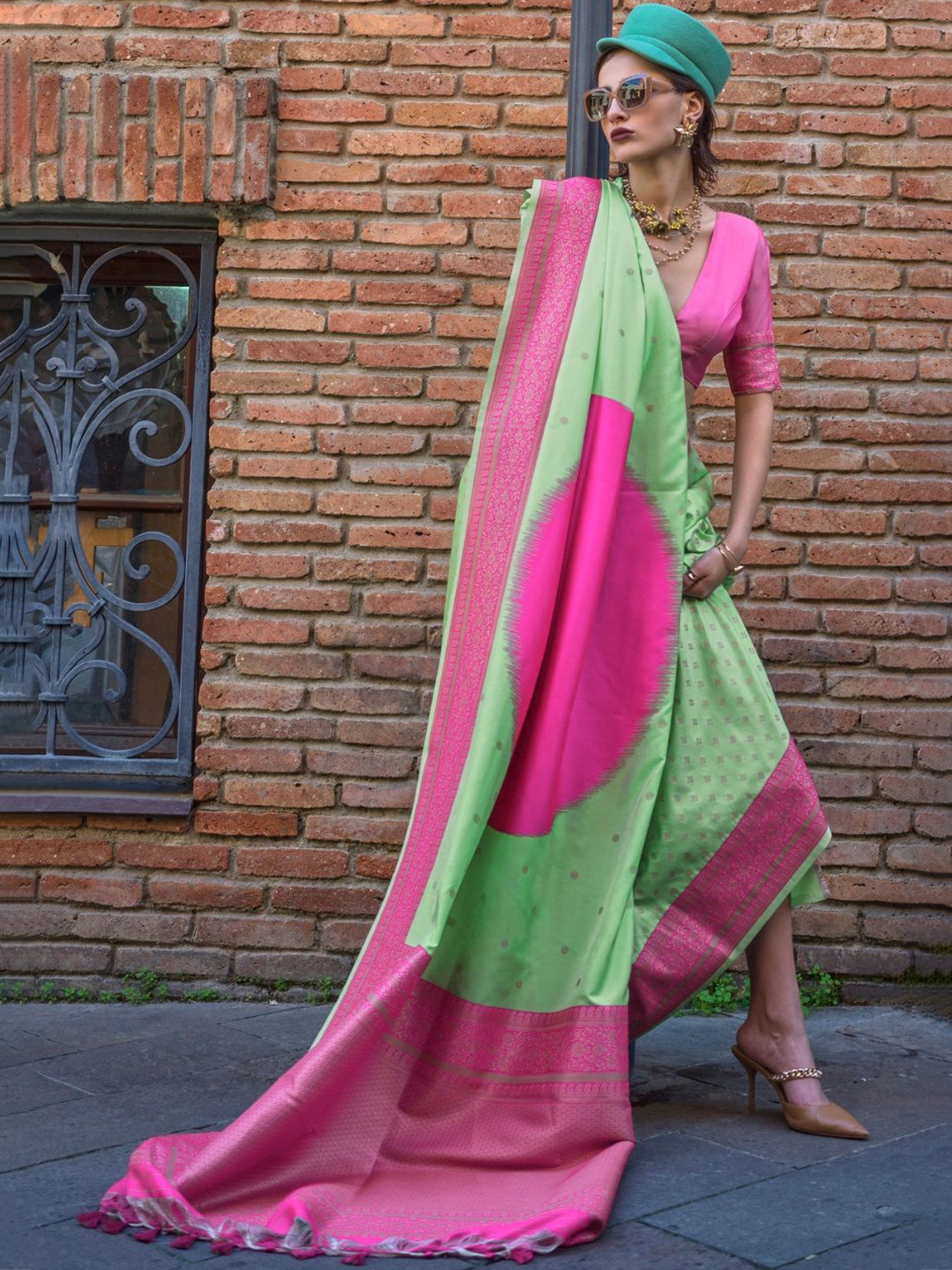 

DEVATITHI Woven Design Zari Saree, Green