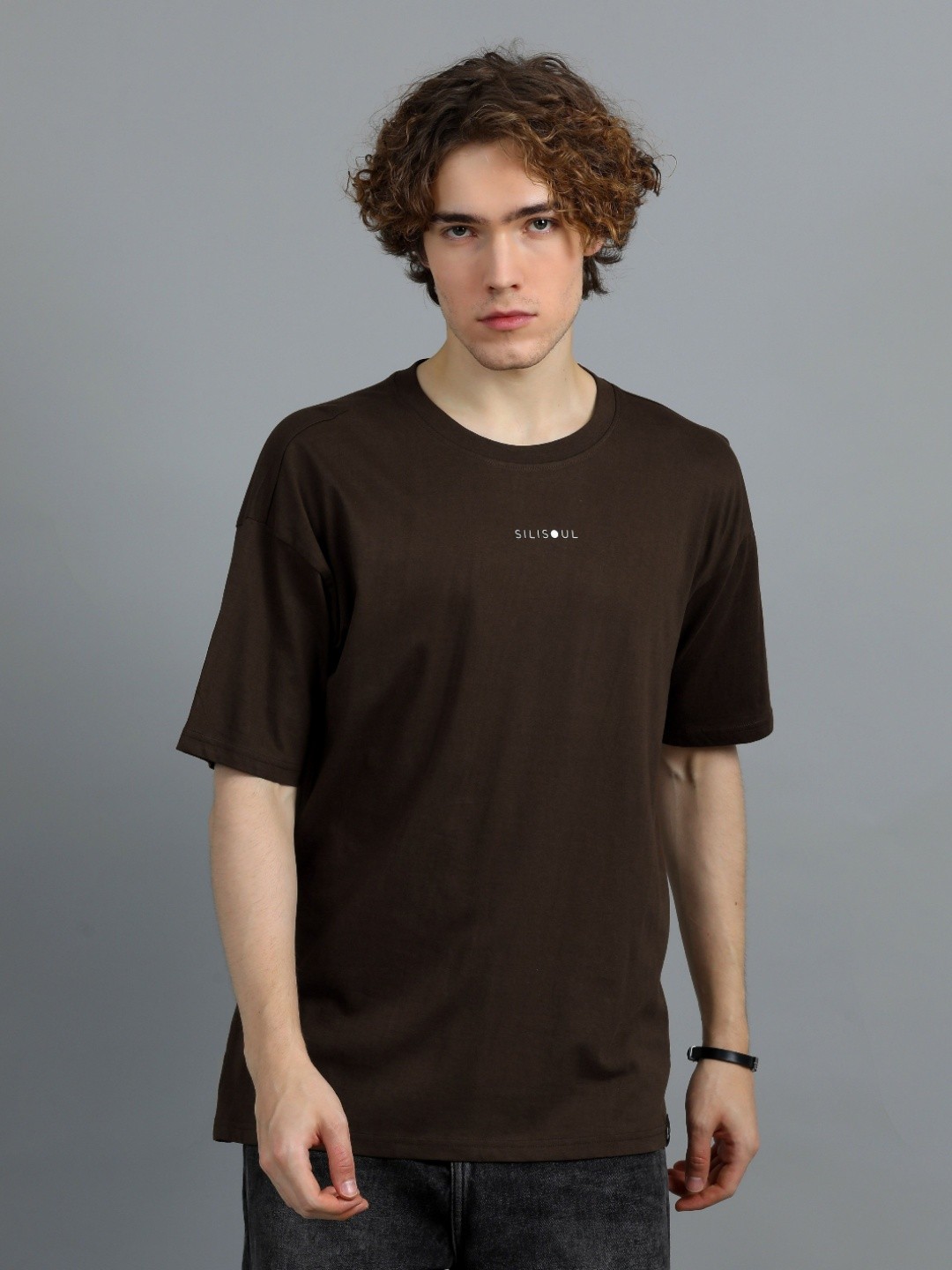 

SILISOUL Men Brand Logo Drop-Shoulder Sleeves Bio Finish Applique T-shirt, Brown