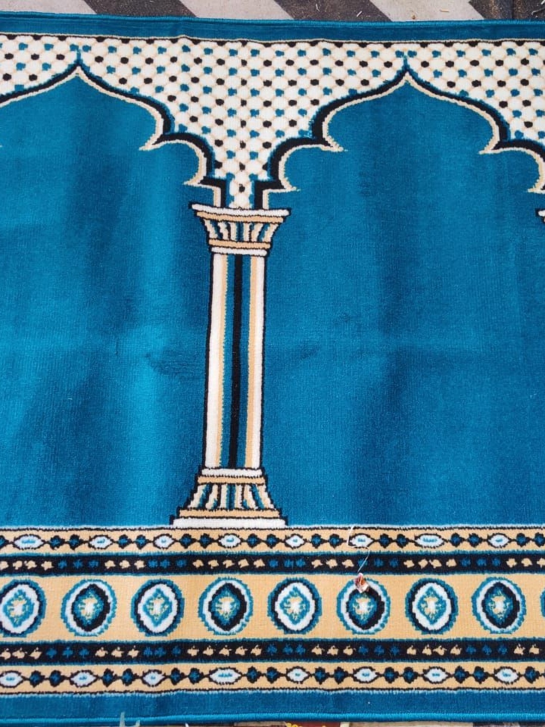 

Samjeeda Handloom carpets Black Geometric Anti-Skid Polyester Carpet