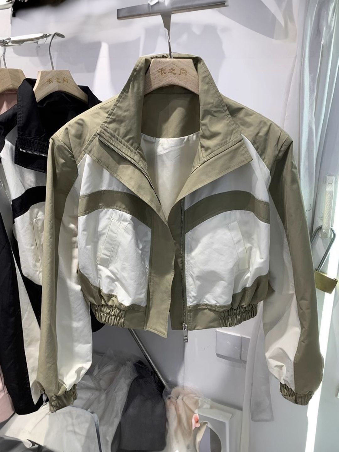

KPOP Women Colourblocked Crop Open Front Jacket, Green