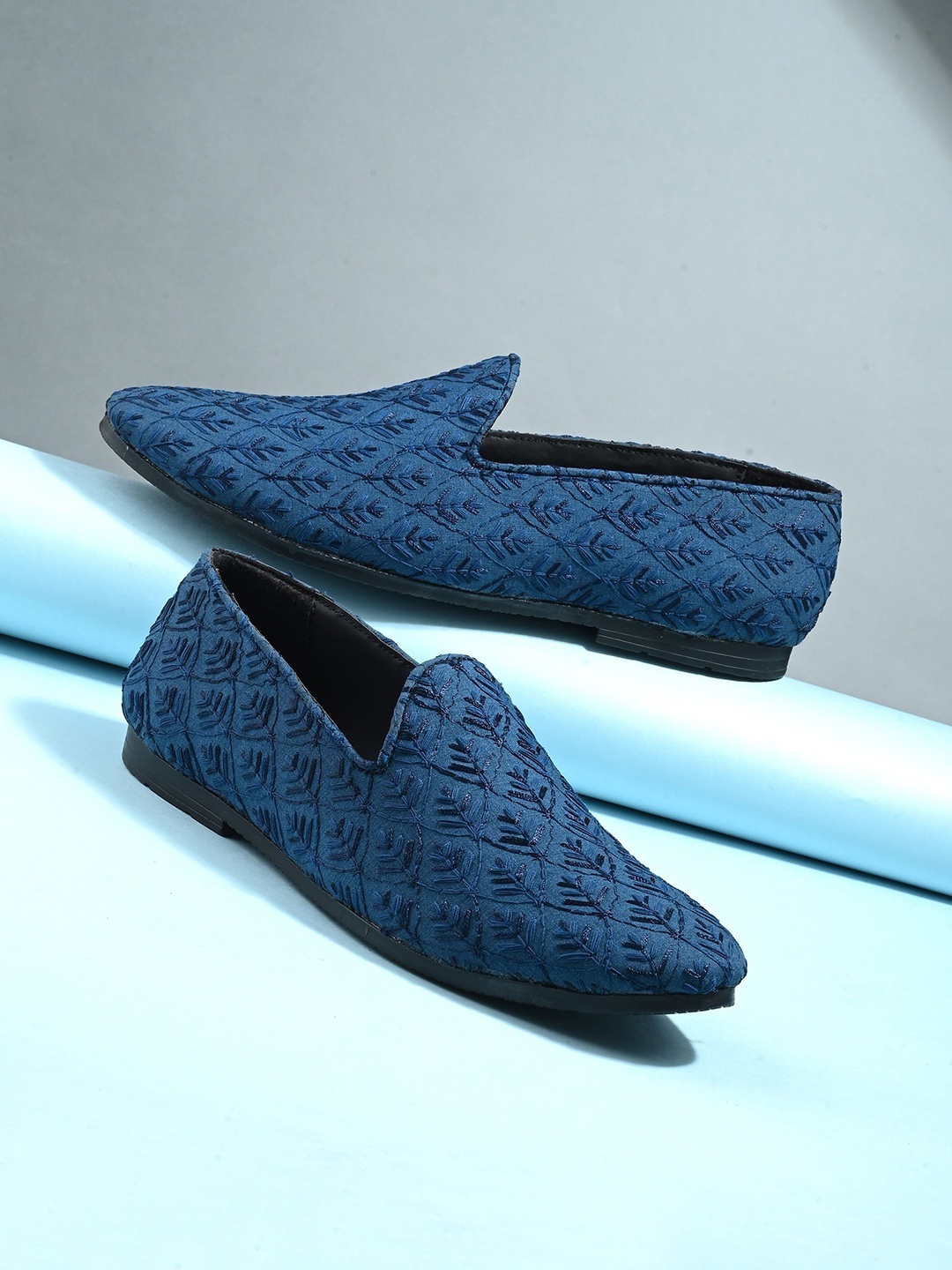 

House of Pataudi Men Embroidered Lightweight Mojaris, Blue