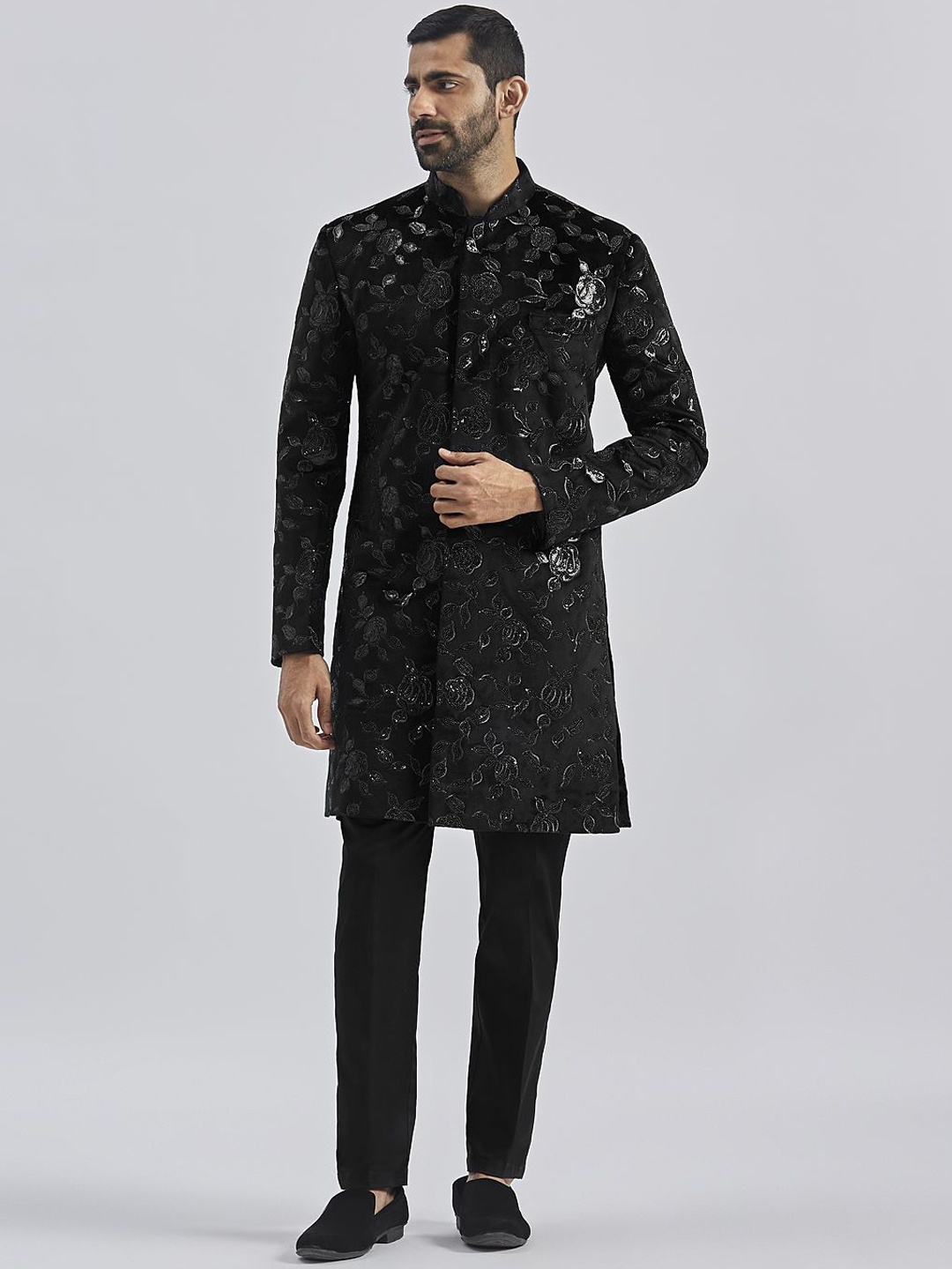 

VASTRAMAY Men Sequin Embroidered Velvet Sherwani Set, Black