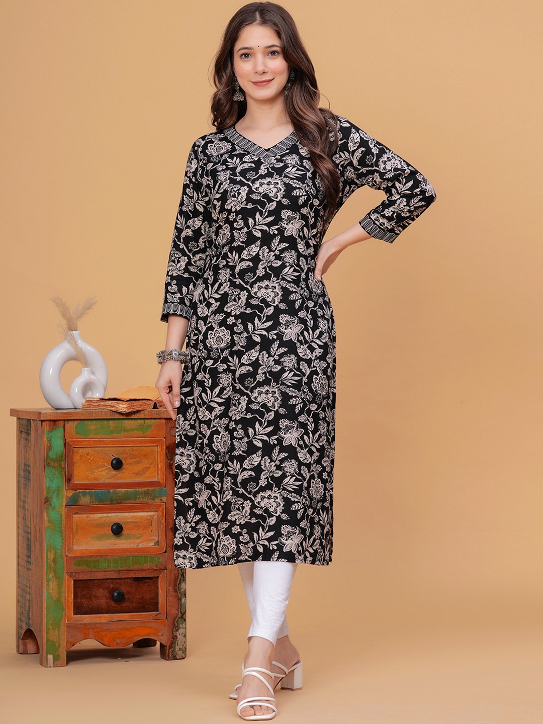 

PURSHOTTAM WALA Floral Printed Gotta Patti Straight Kurta, Black