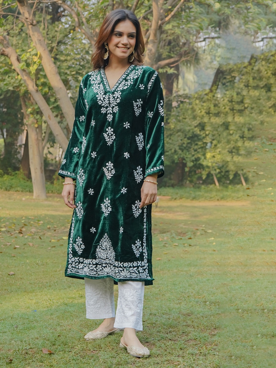 

HOUSE OF KARI Floral Embroidered Chikankari Velvet Straight Kurta, Green