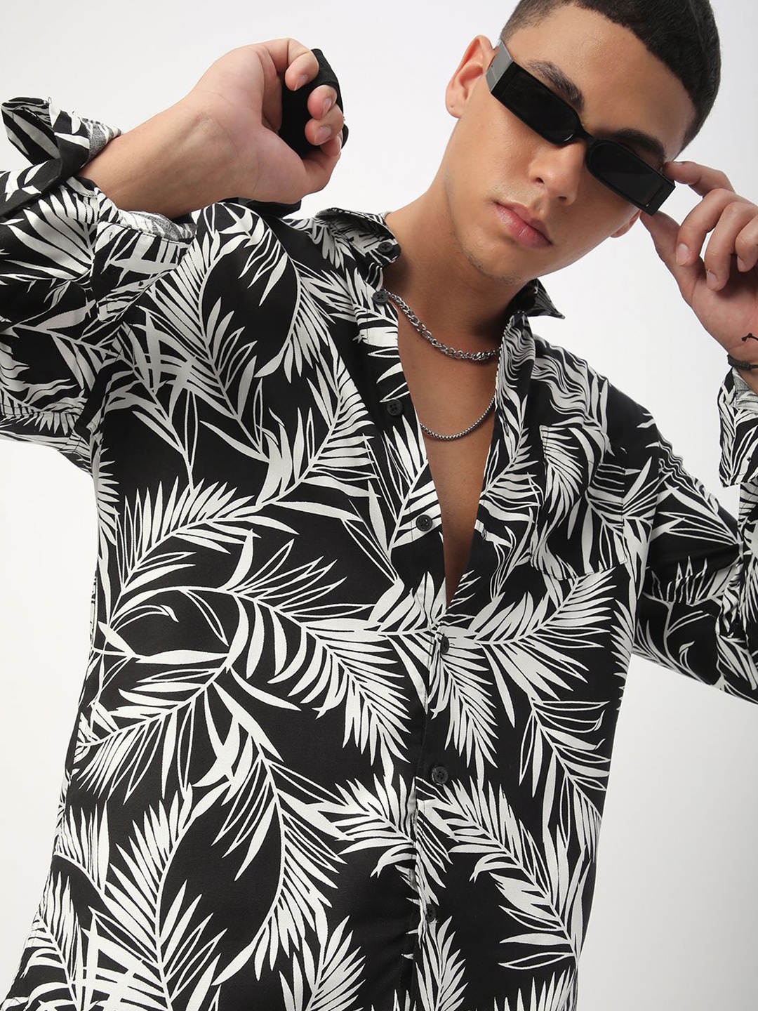 

VASTRADO Men Classic Slim Fit Floral Printed Casual Shirt, Black