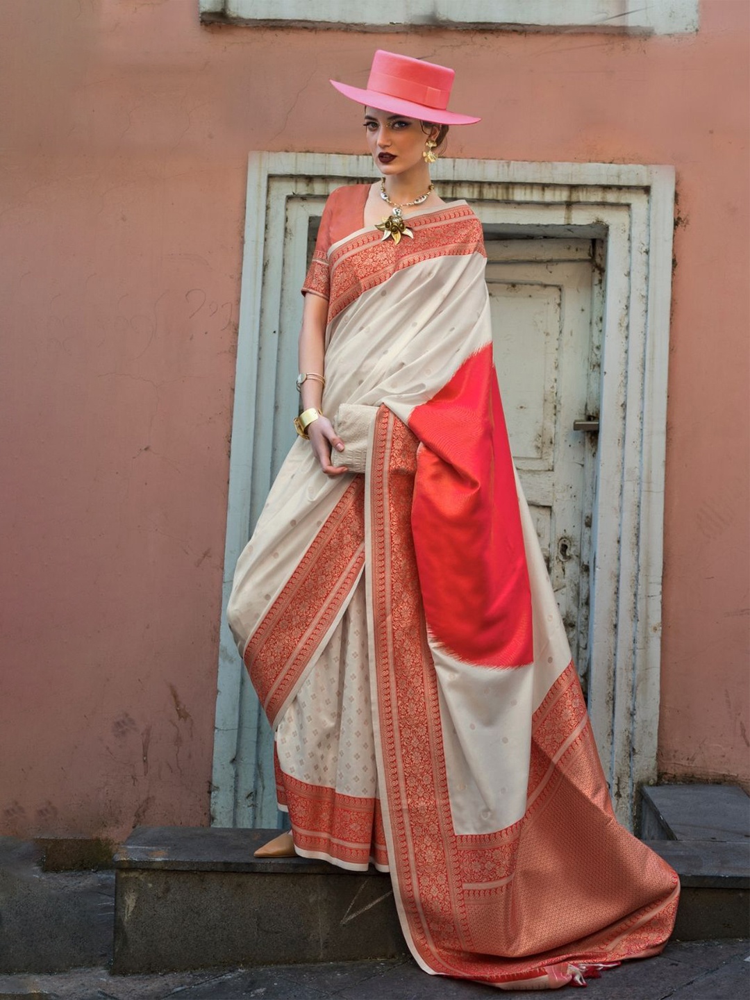 

DEVATITHI Woven Design Zari Saree, Red