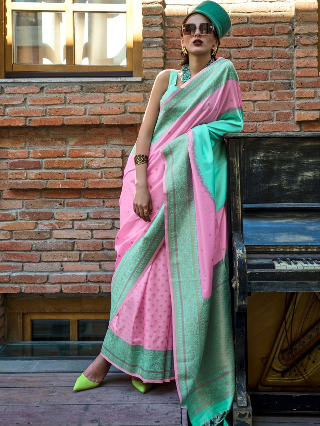 

DEVATITHI Woven Design Zari Saree, Pink