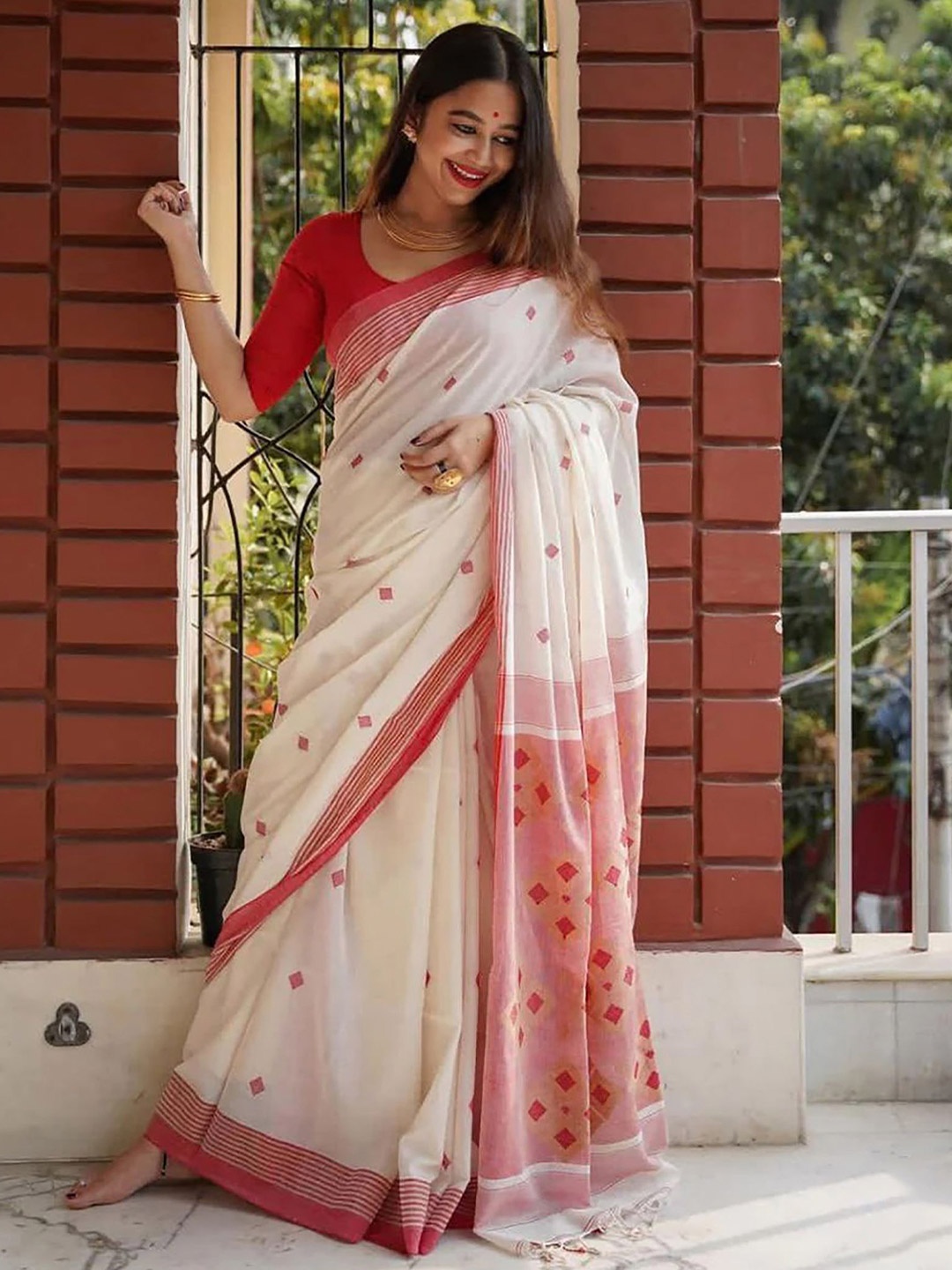 

Anjaneya Sarees Woven Design Banarasi Saree, White