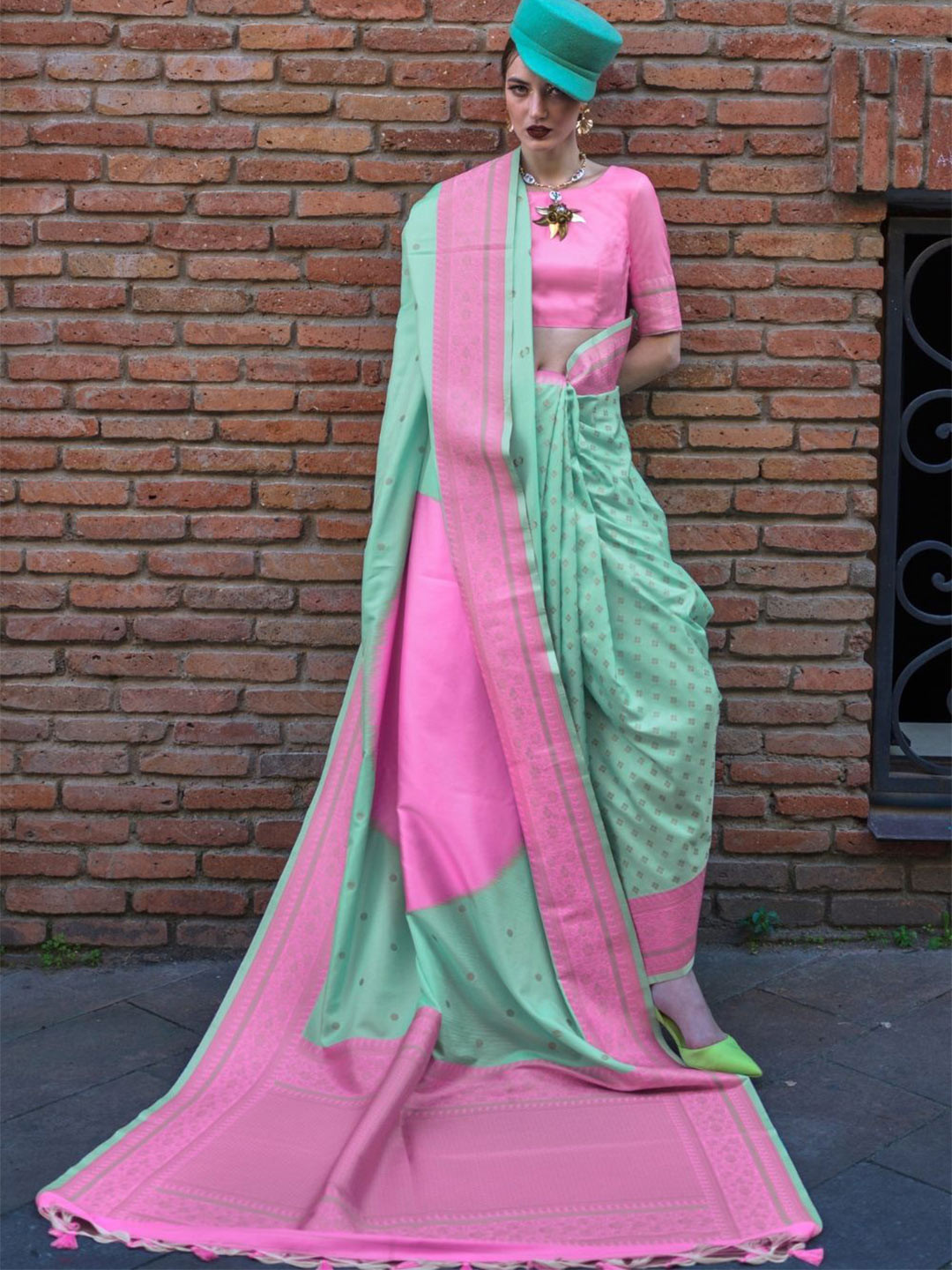 

DEVATITHI Woven Design Zari Saree, Green
