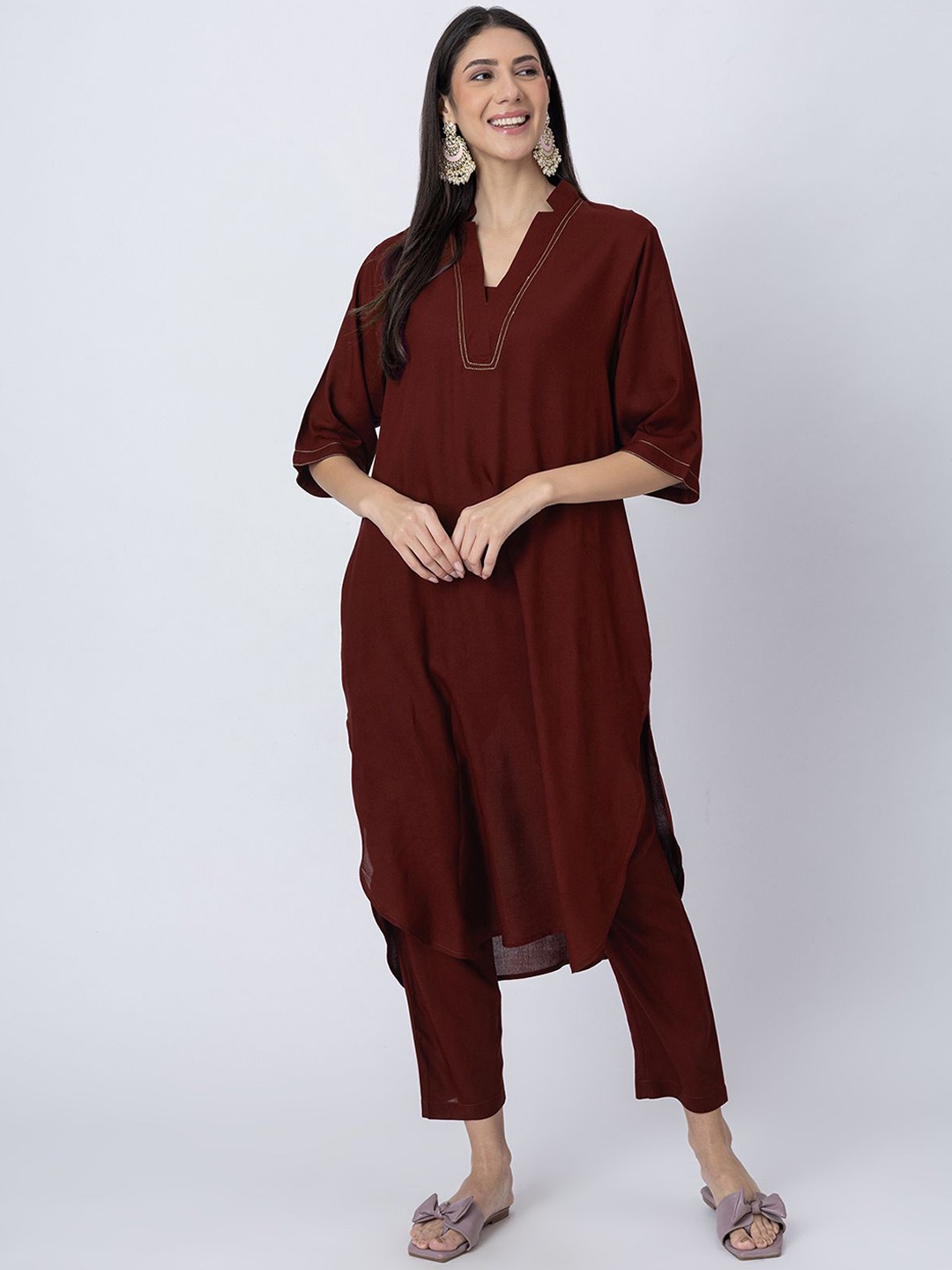 

Moomaya V-Neck Straight Kurta with Trousers, Maroon