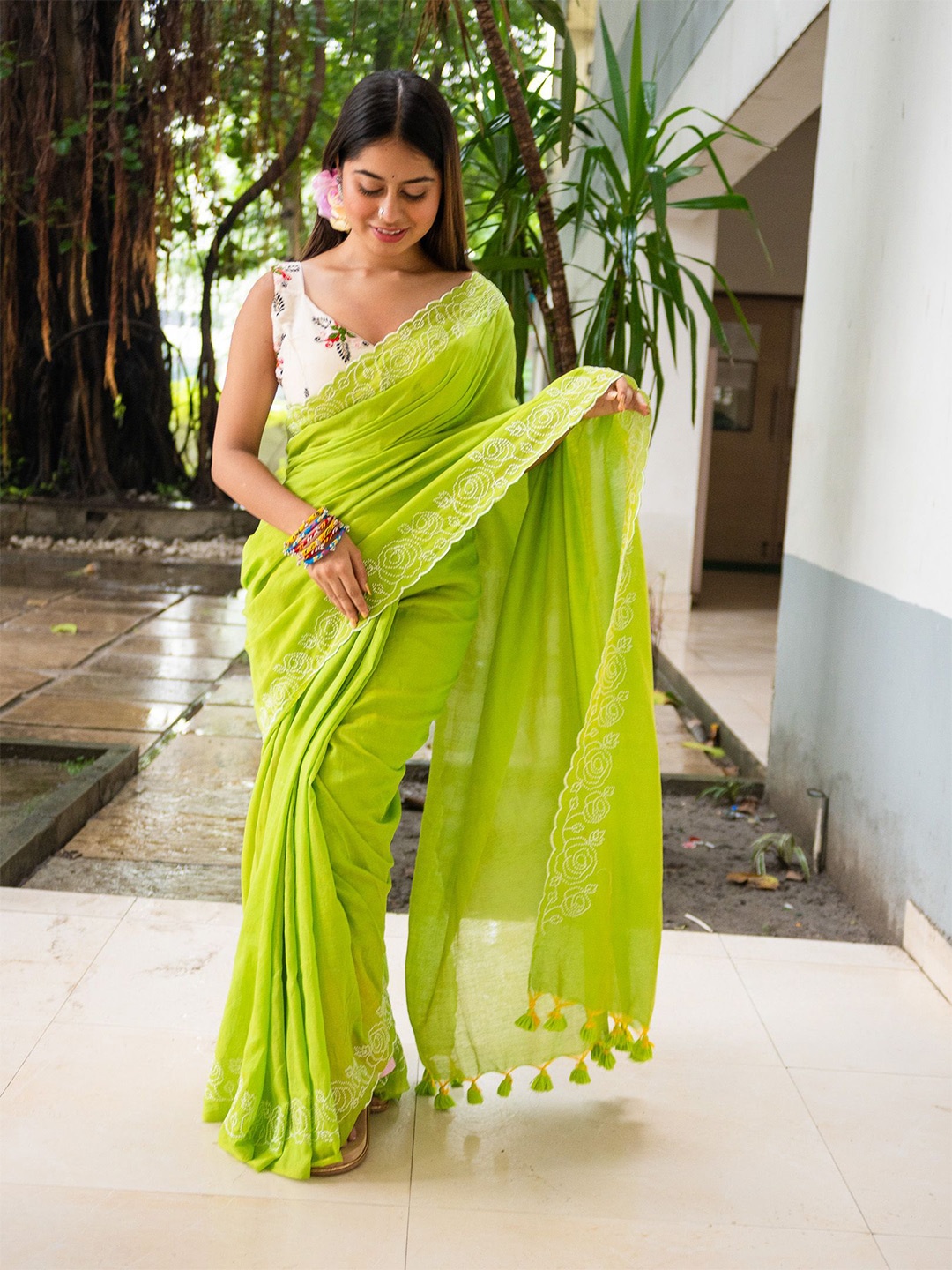 

Uttariya Embroidered Pure Cotton Saree, Lime green