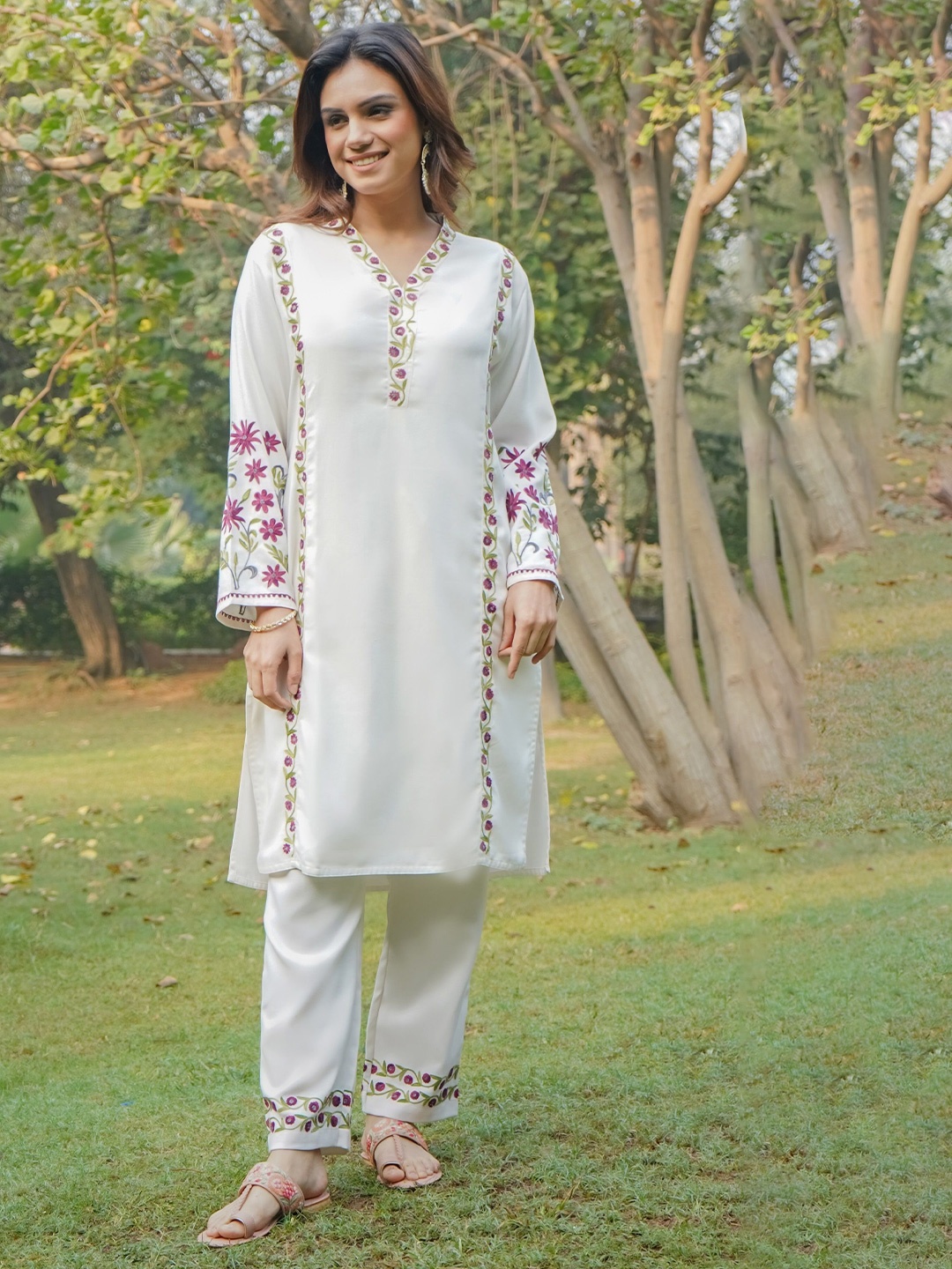 

HOUSE OF KARI Floral Embroidered Thread Work Kashmiri Straight Kurta With Trouser, White