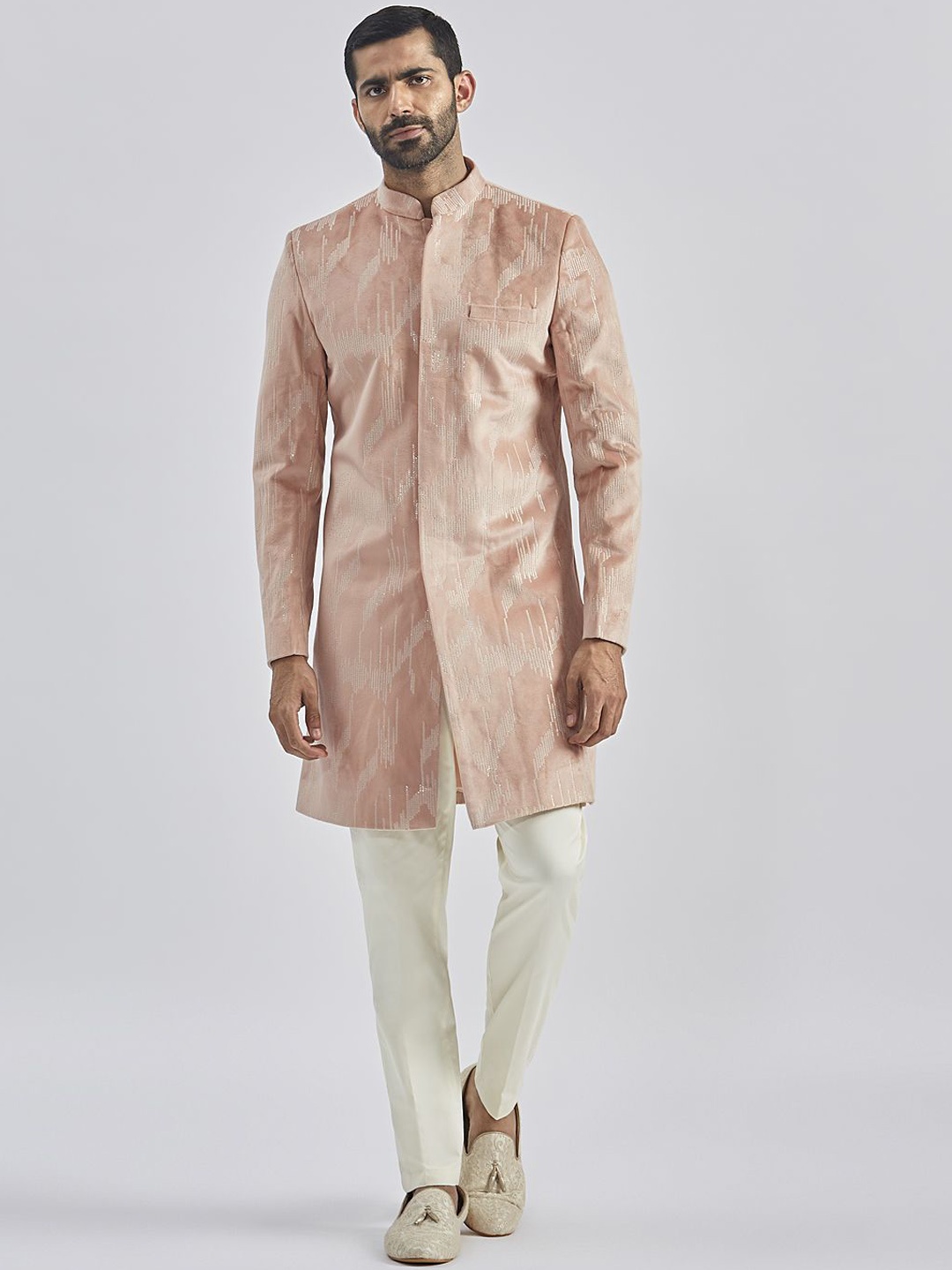 

VASTRAMAY Men Embroidered Velvet Sherwani Set, Peach