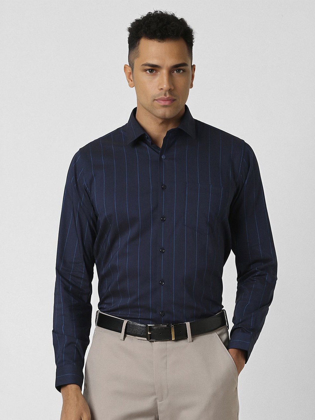 

Van Heusen Men Slim Fit Opaque Striped Formal Shirt, Navy blue