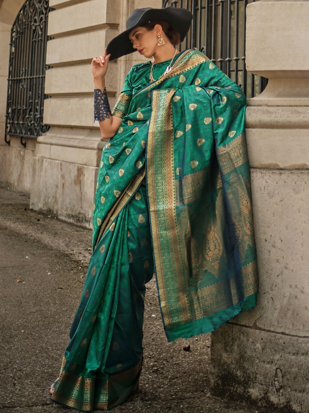 

DEVATITHI Woven Design Zari Saree, Green