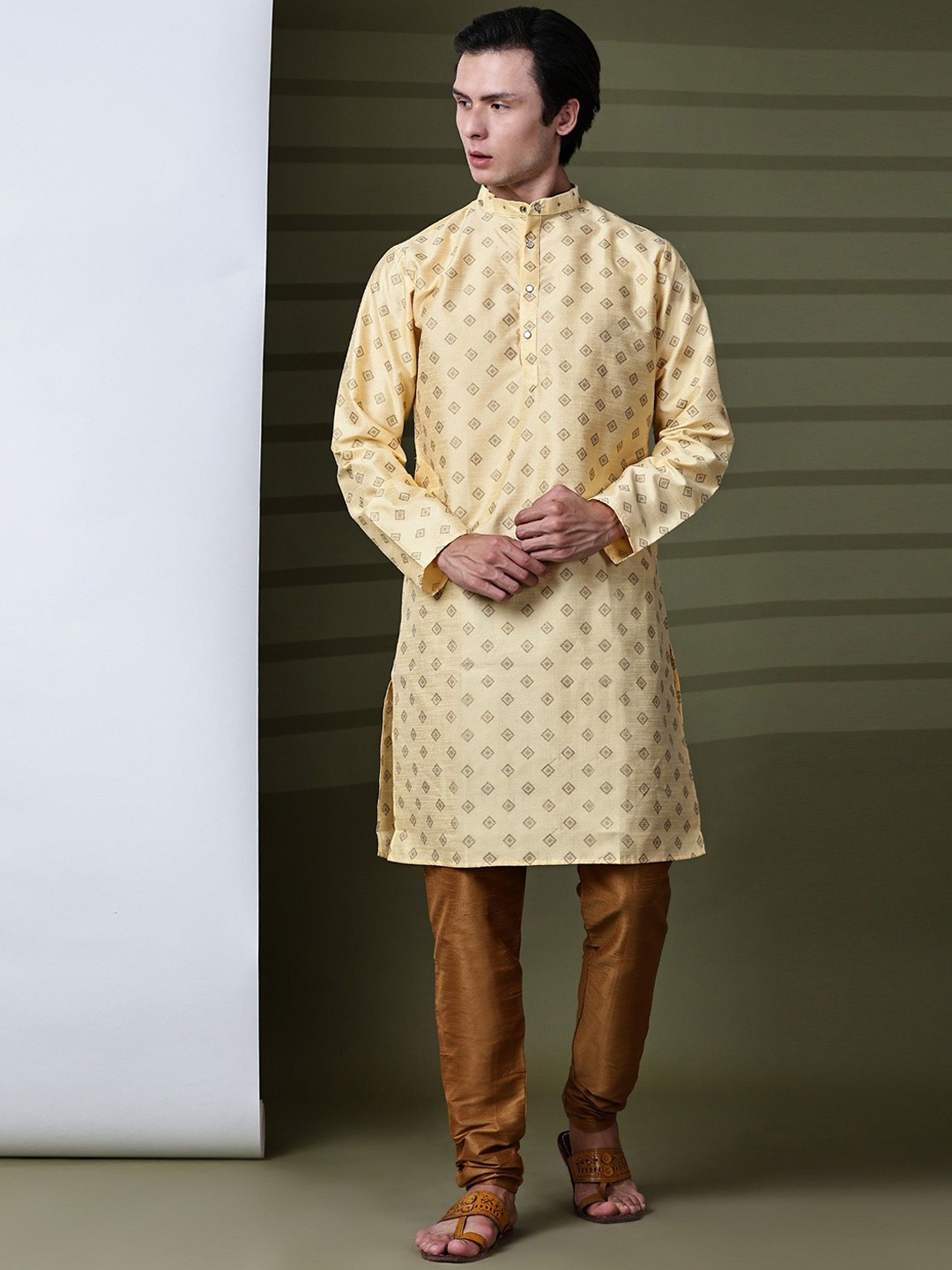

SKAVIJ Band Collar Geometric Woven Design Straight Kurta with Trouser, Beige