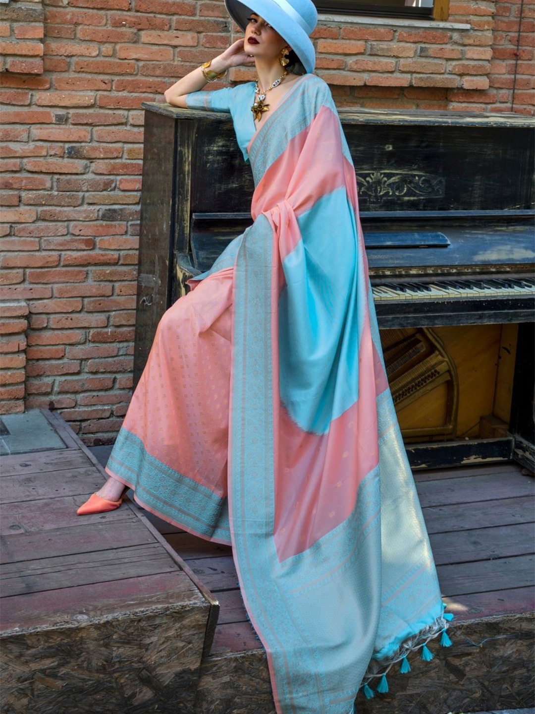

DEVATITHI Woven Design Zari Saree, Peach