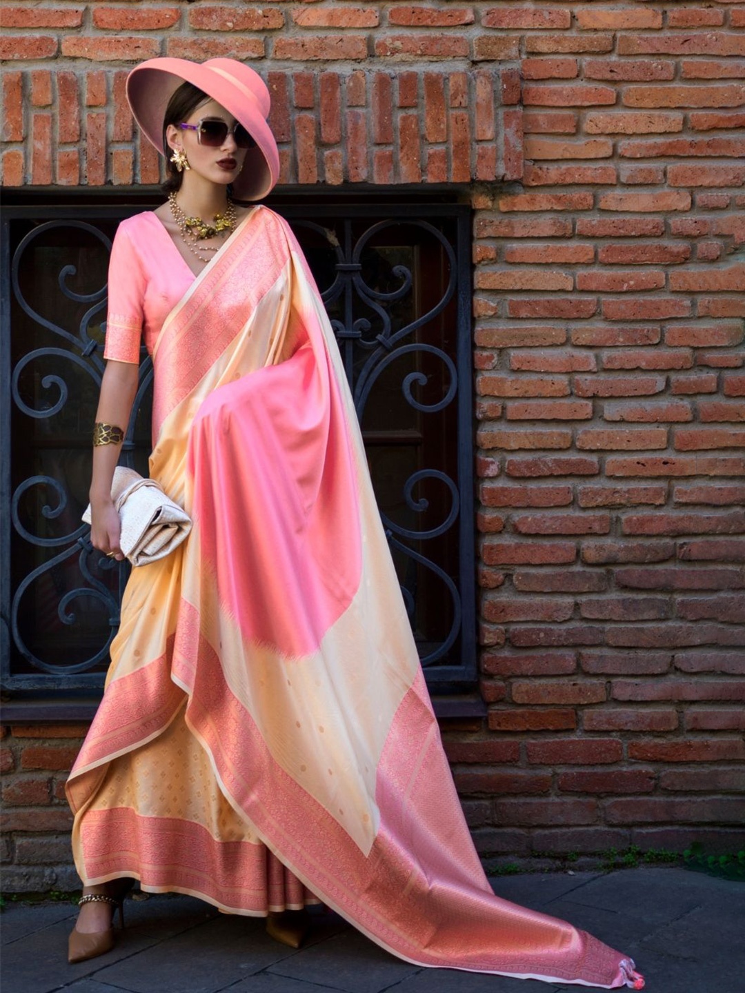 

DEVATITHI Woven Design Zari Saree, Pink