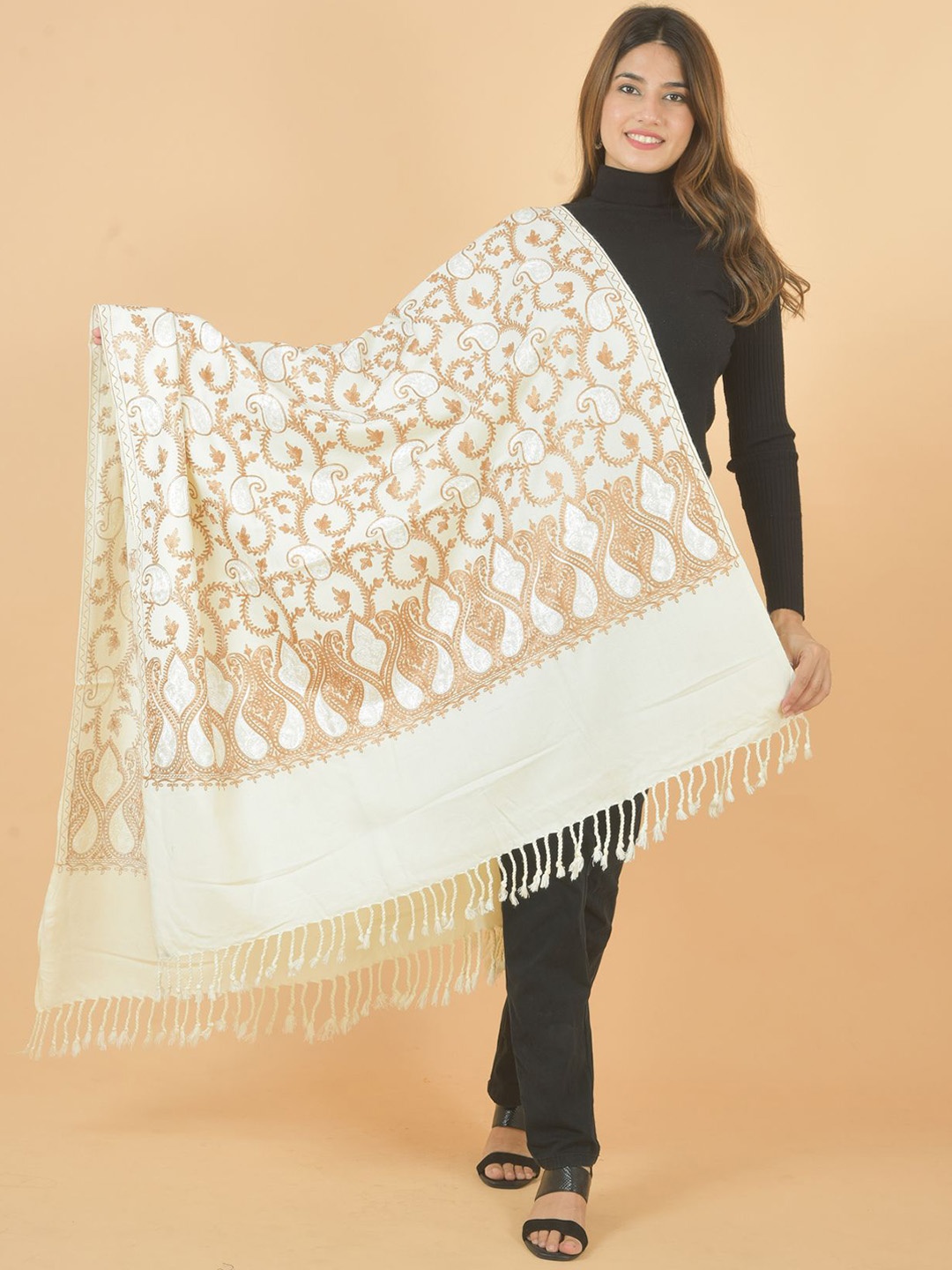 

BAISA Paisley Embroidered Woollen Shawl, White