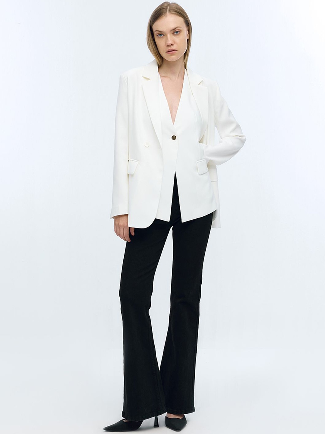 

COVER STORY V Neck With Front Button Waistcoat, White