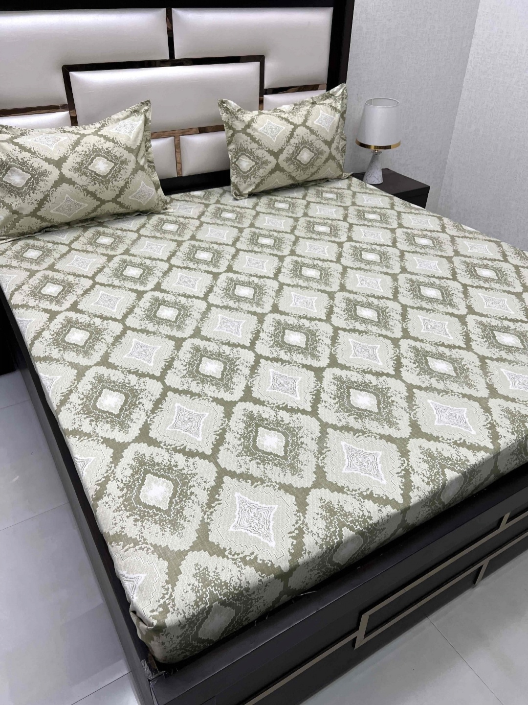 

Pure Decor Royal Passion Green 380 TC Pure Cotton Queen Bedsheet Set-2.29 m x 2.53 m
