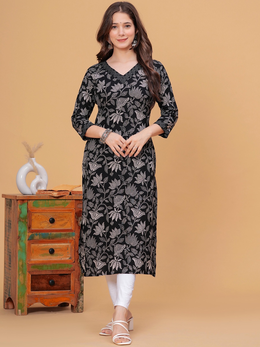

PURSHOTTAM WALA Floral Printed Gotta Patti Straight Kurta, Black