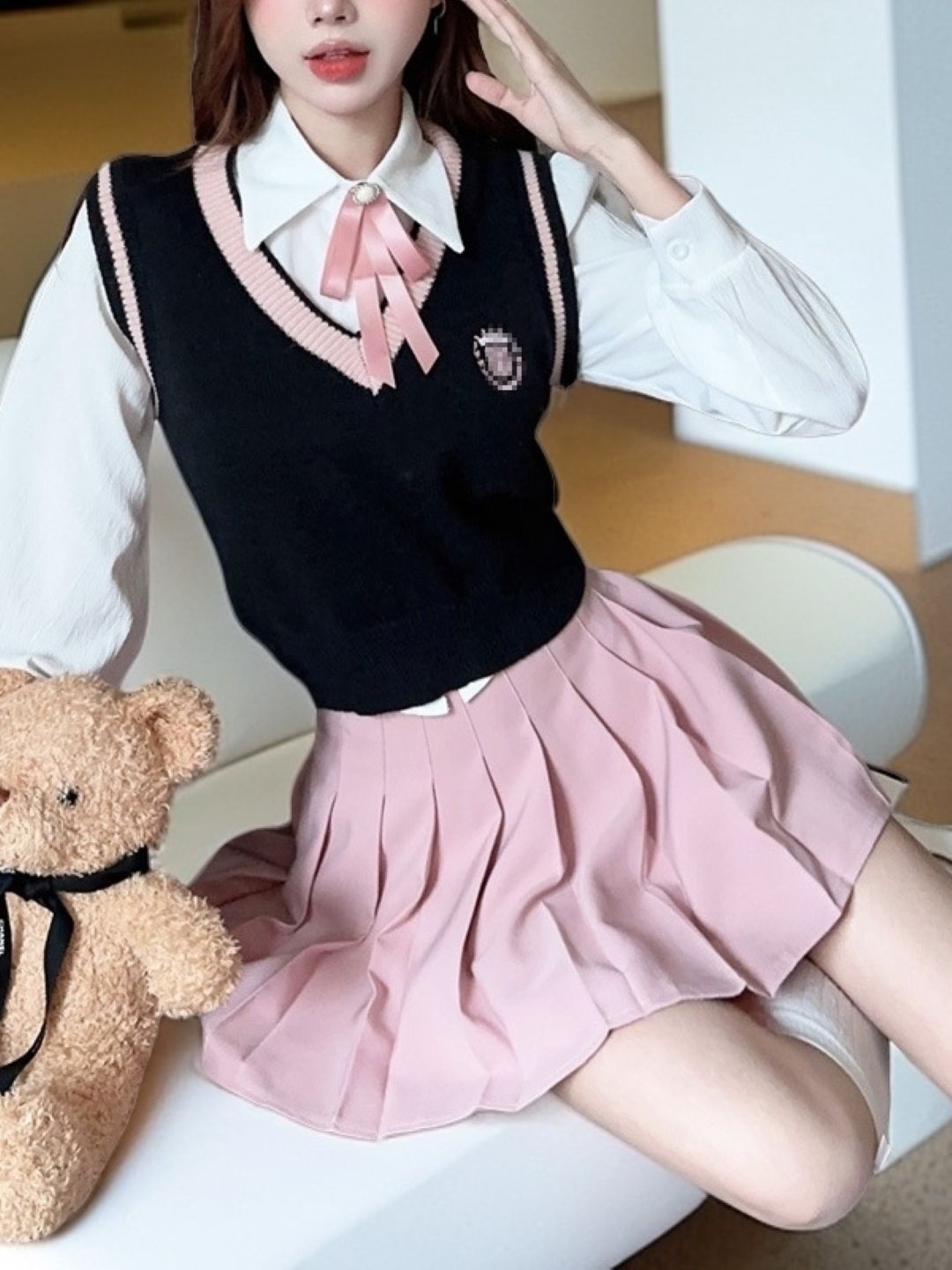 

KPOP Women V-Neck Colourblocked Sweater Vest, Black