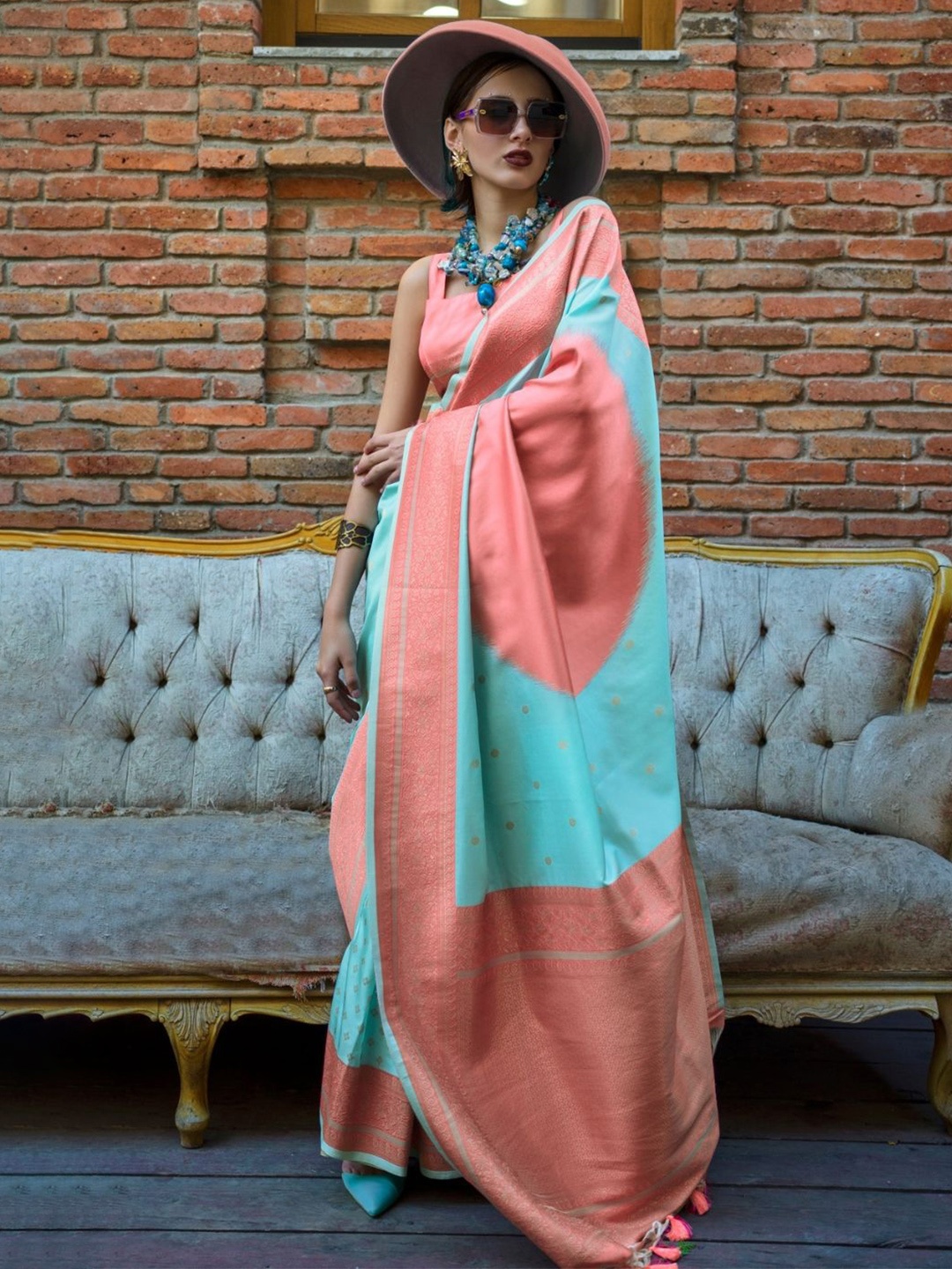 

DEVATITHI Woven Design Zari Saree, Green
