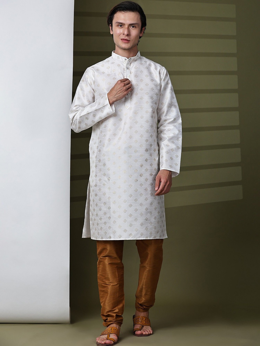 

SKAVIJ Ethnic Motifs Woven Design Mandarin Collar Straight Kurta With Pyjamas, Off white