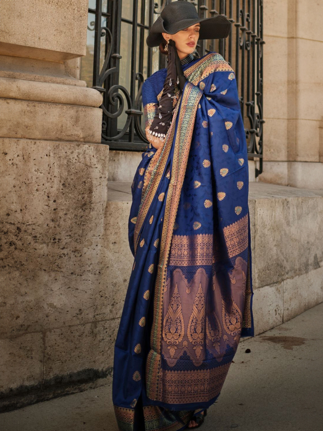 

DEVATITHI Ethnic Motifs Woven Design Zari Saree, Blue