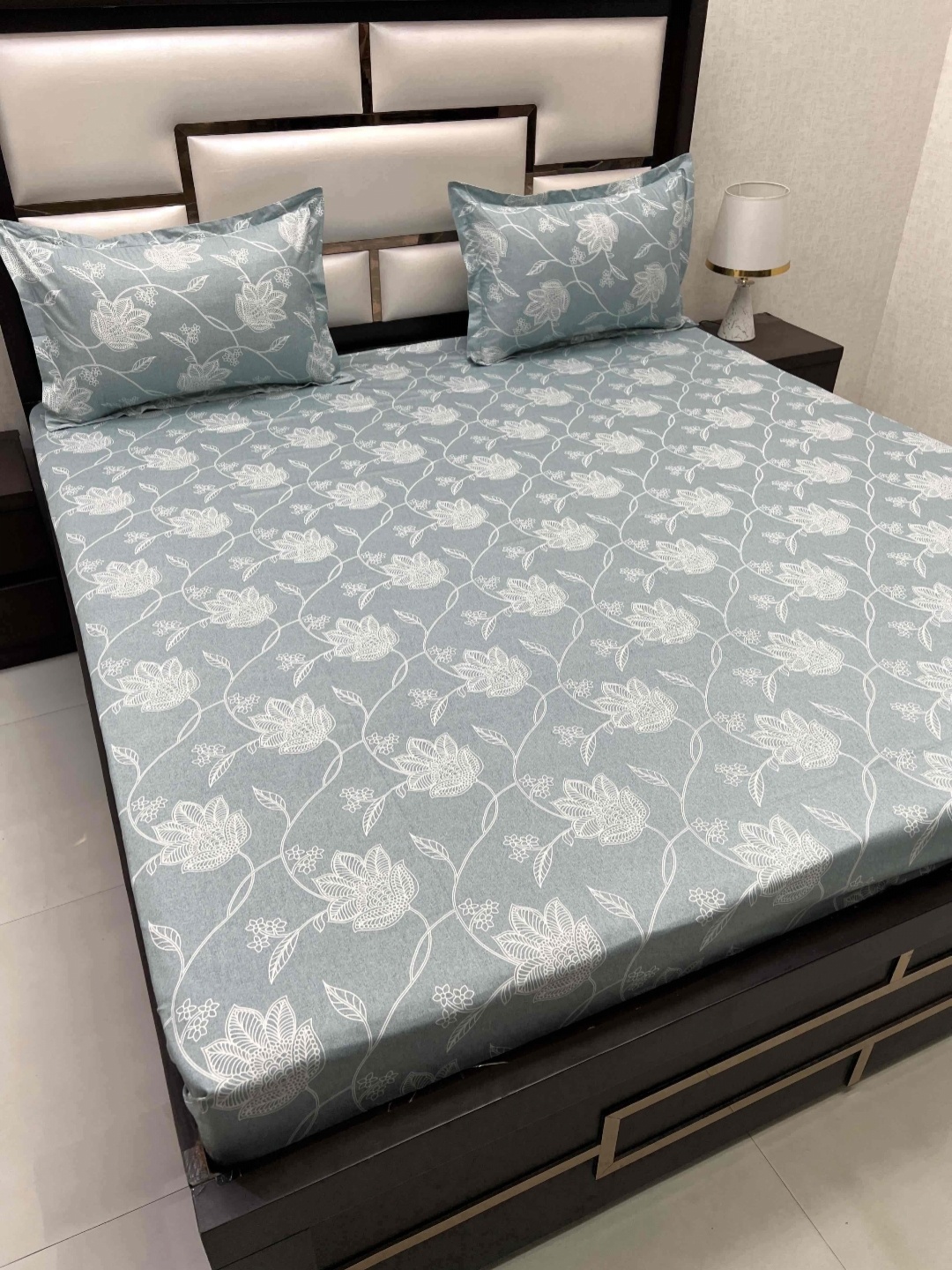 

Pure Decor Blue & White Floral 350 TC Queen Bedsheet with 2 Pillow Covers