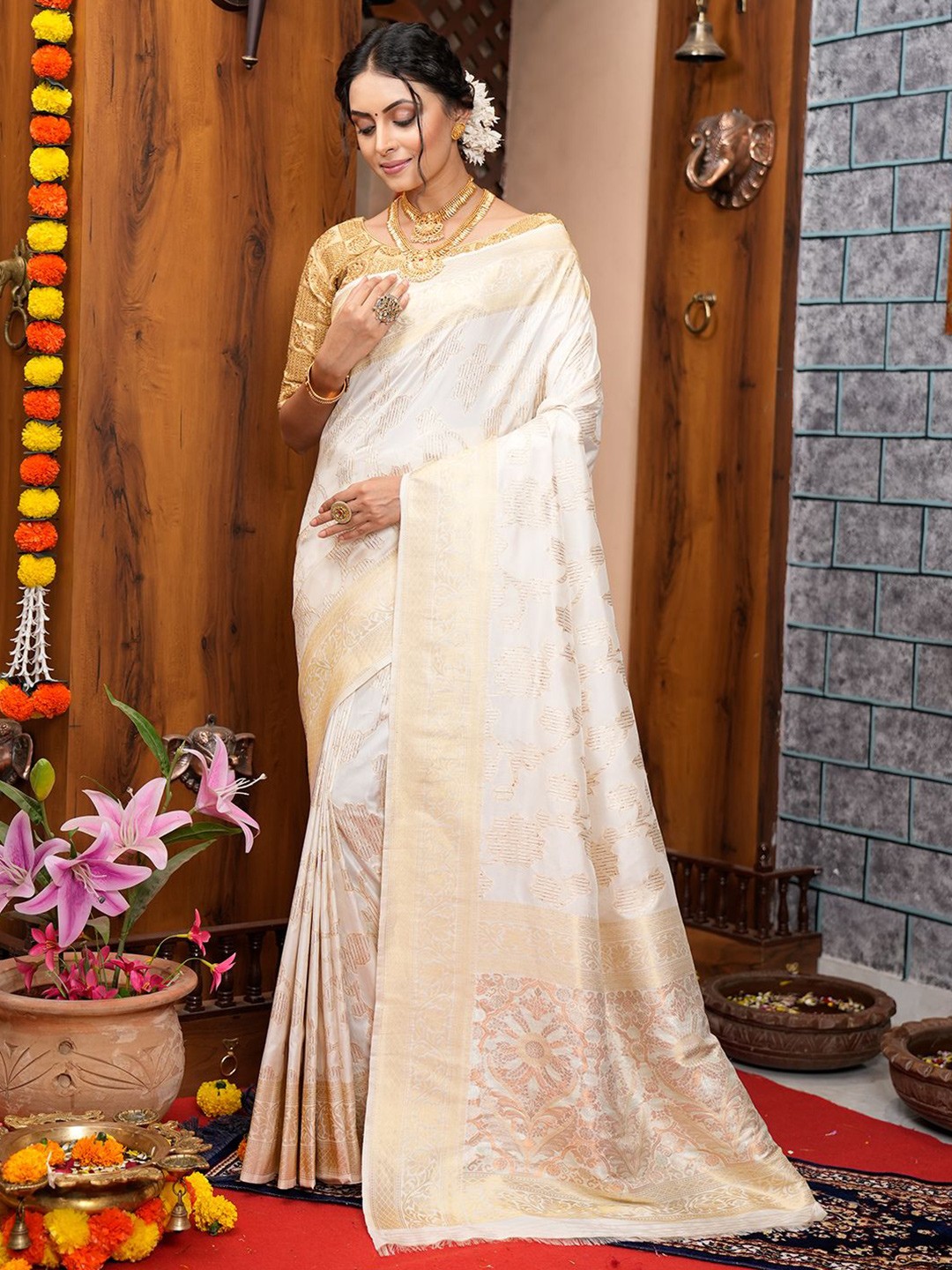 

DEVATITHI Woven Design Zari Silk Blend Kanjeevaram Saree, White