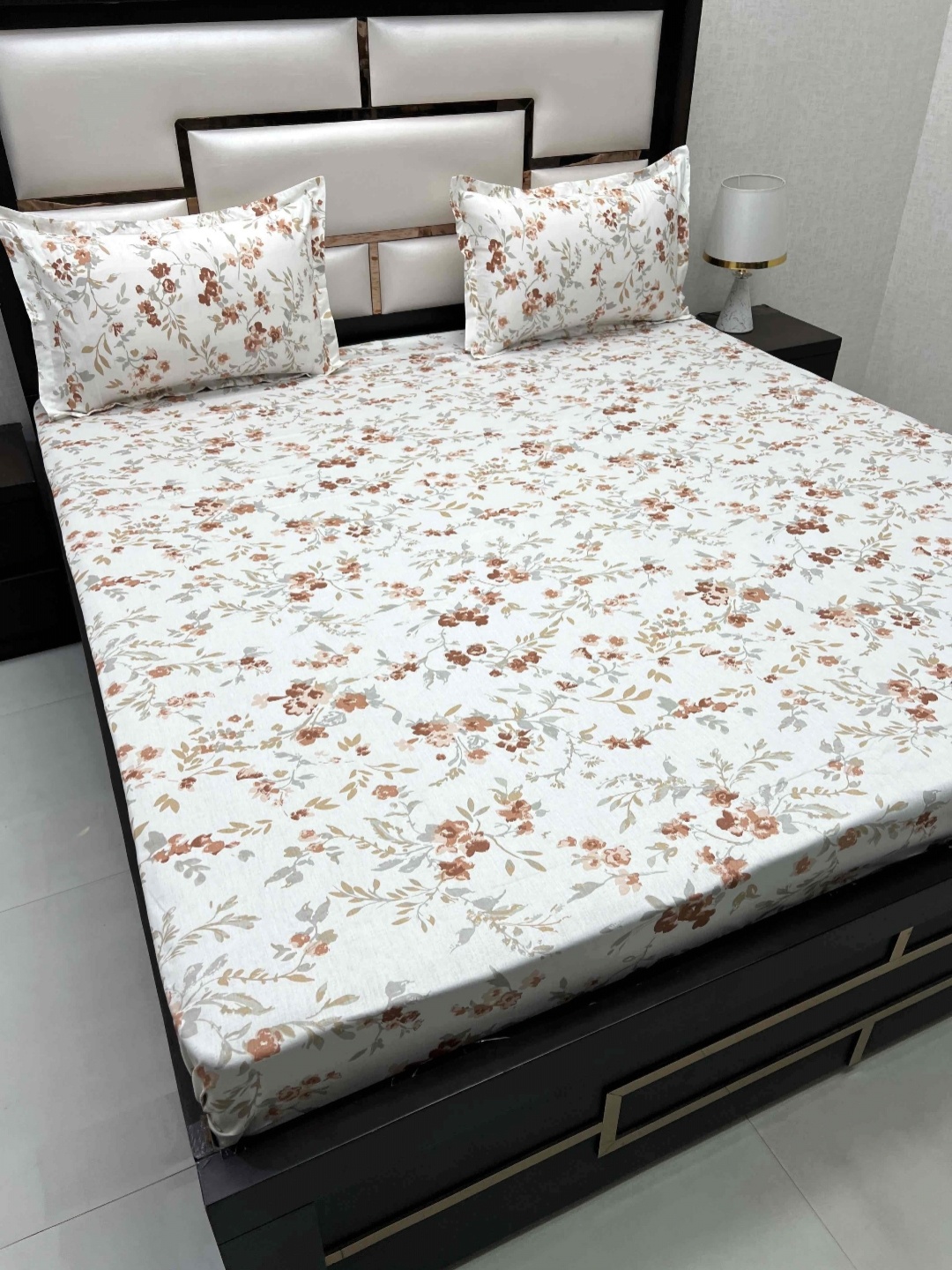

Pure Decor White & Green Floral 350 TC Queen Bedsheet with 2 Pillow Covers