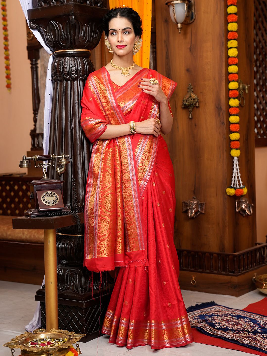 

DEVATITHI Woven Design Zari Silk Blend Kanjeevaram Saree, Red