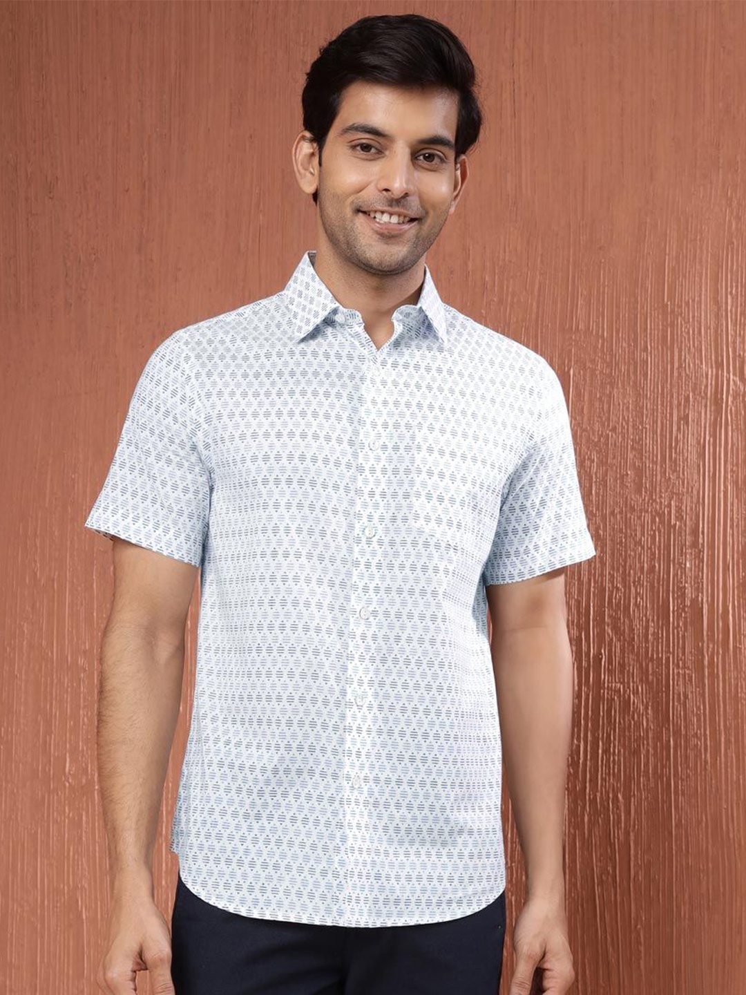 

Fabindia Men Slim Fit Opaque Printed Casual Shirt, White