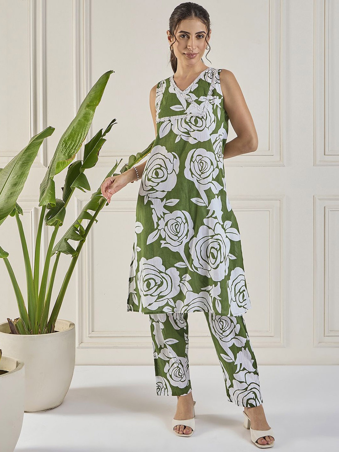 

WineRed Printed V Neck Tunic & Trousers Co-Ords, Green