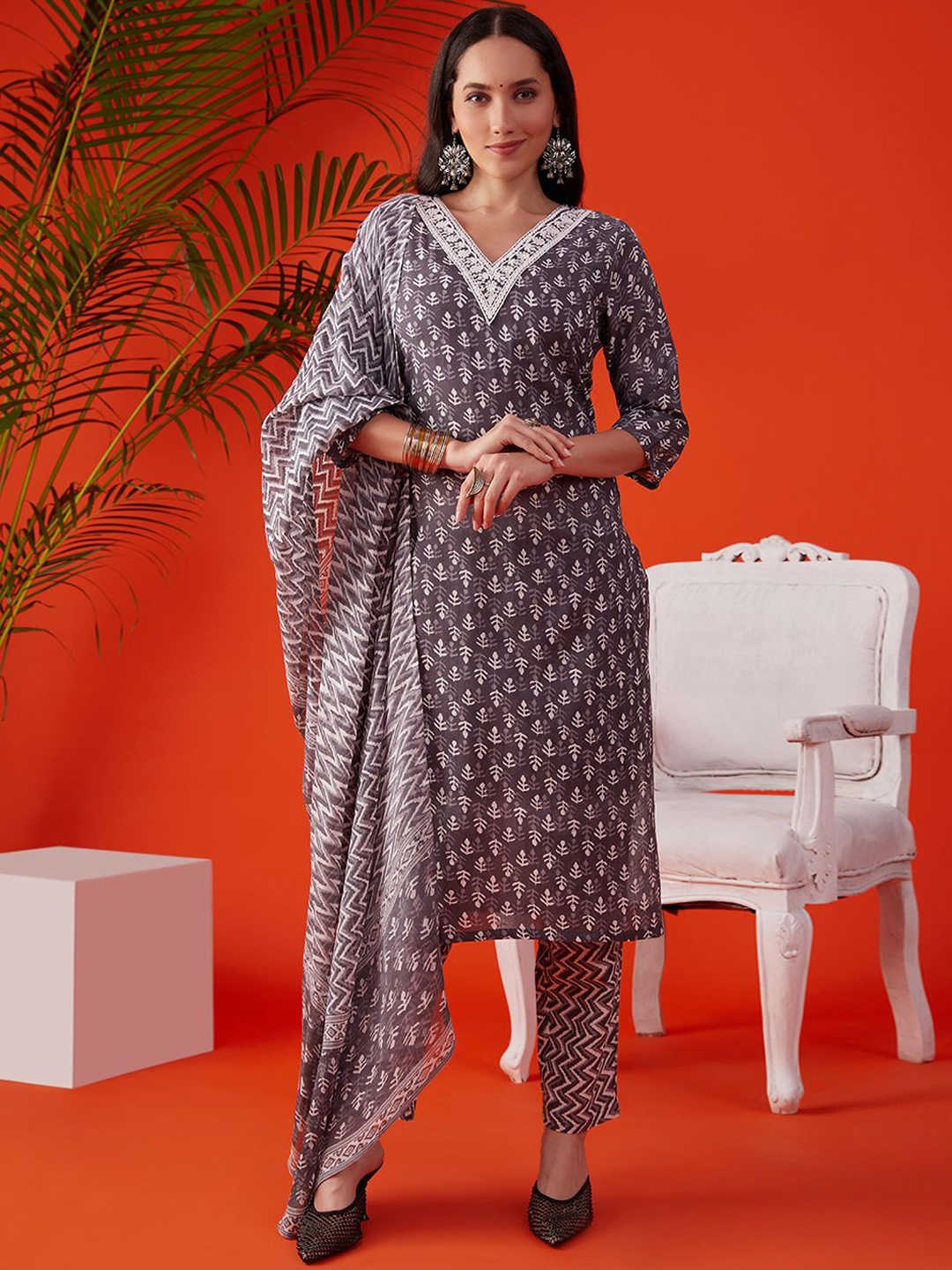 

HEEPOSH Women Ethnic Motifs Printed Regular Thread Work Pure Cotton Kurta with Trousers & With Dupatta, Grey
