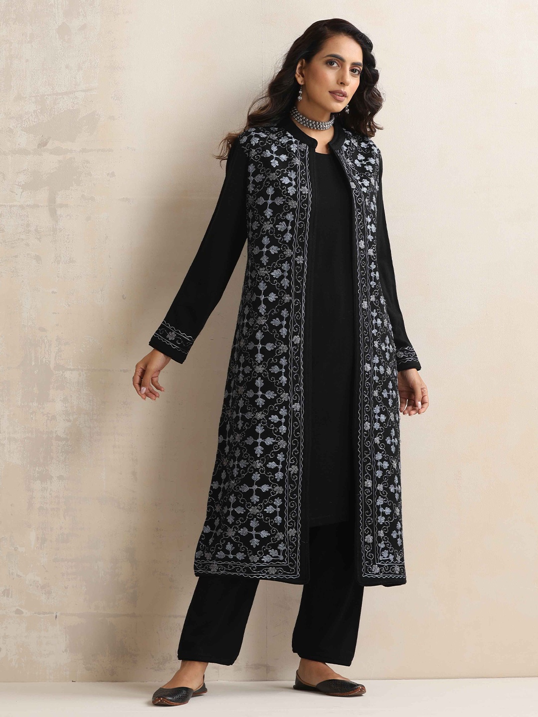 

trueBrowns Floral Embroidered Pure Wool Straight Kurta with Trousers, Black