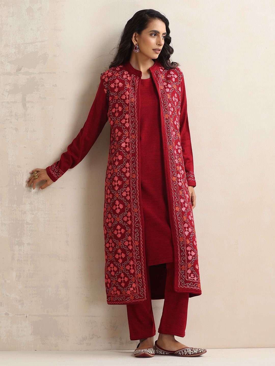 

trueBrowns Floral Embroidered Pure Wool Straight Kurta with Trousers, Maroon